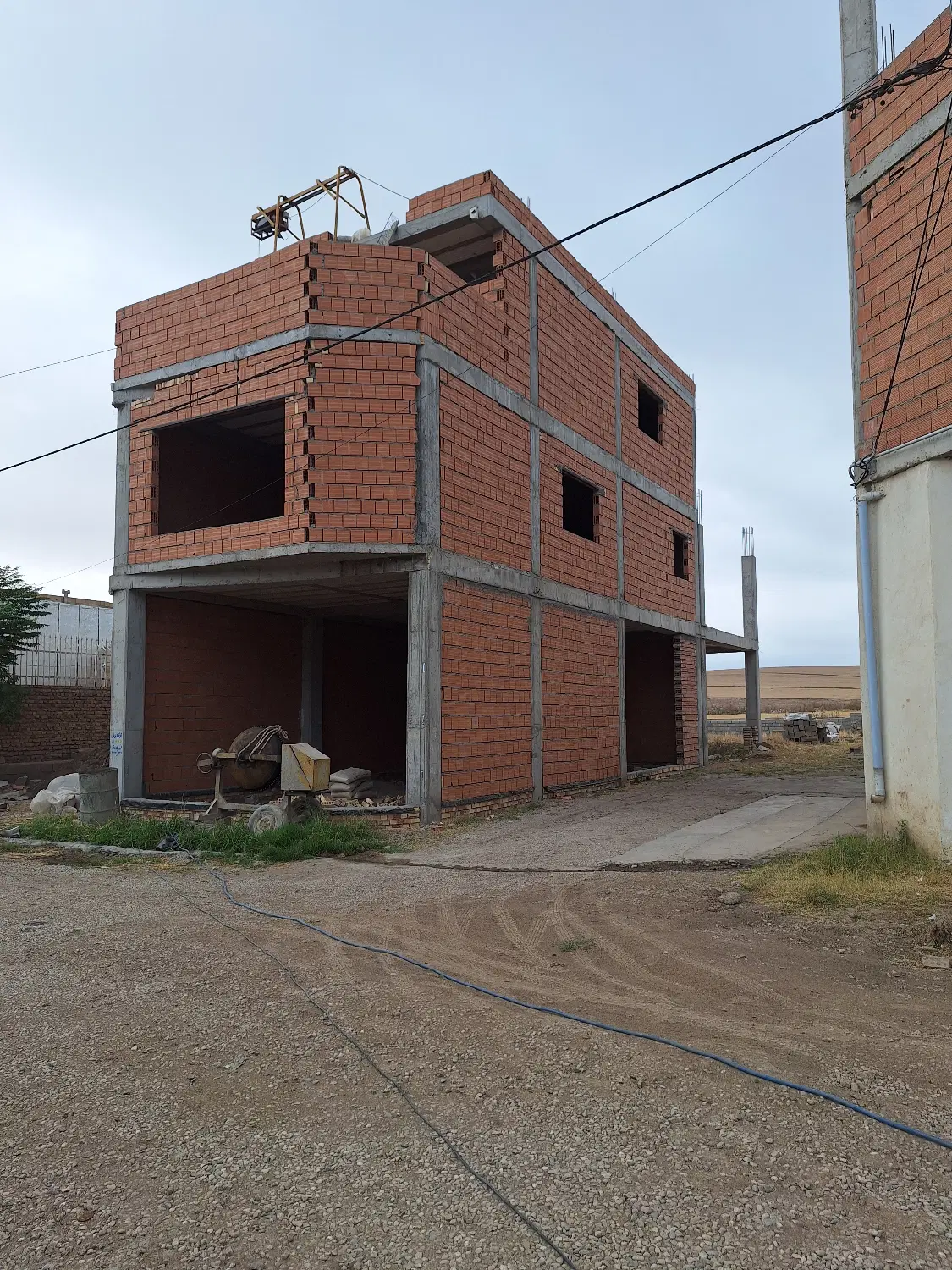 ساختمان نیمه کاره تجاری مسکونی