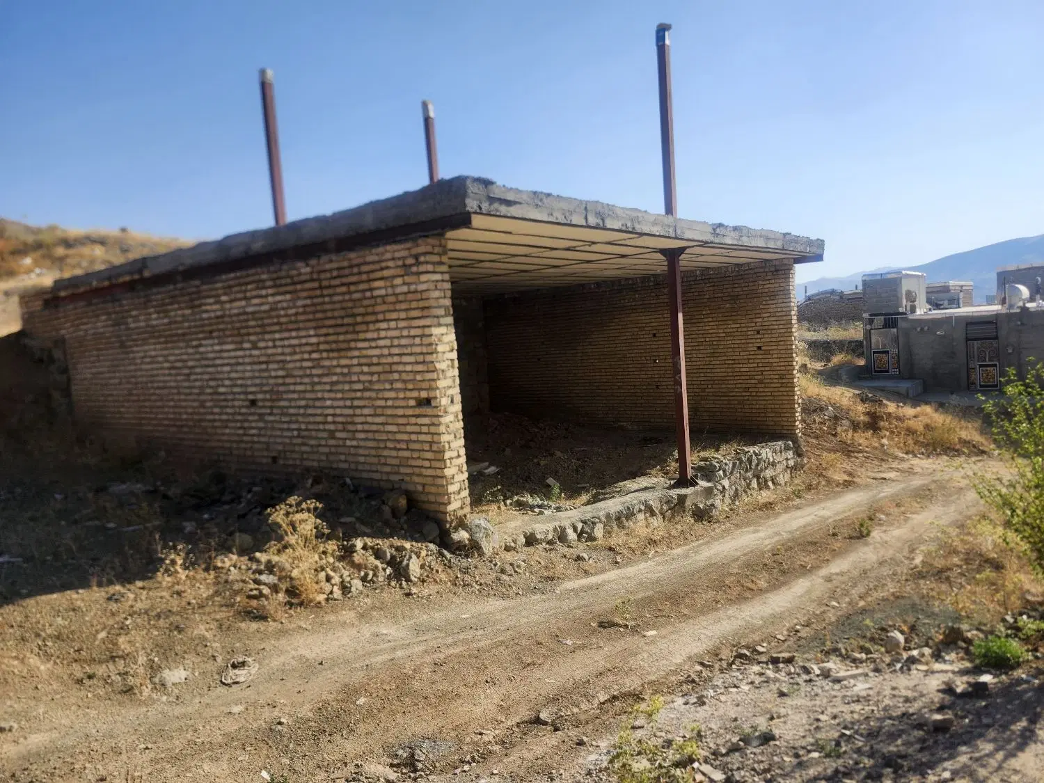 زمین مسکونی نیمه کاره 110 متری . دوکله