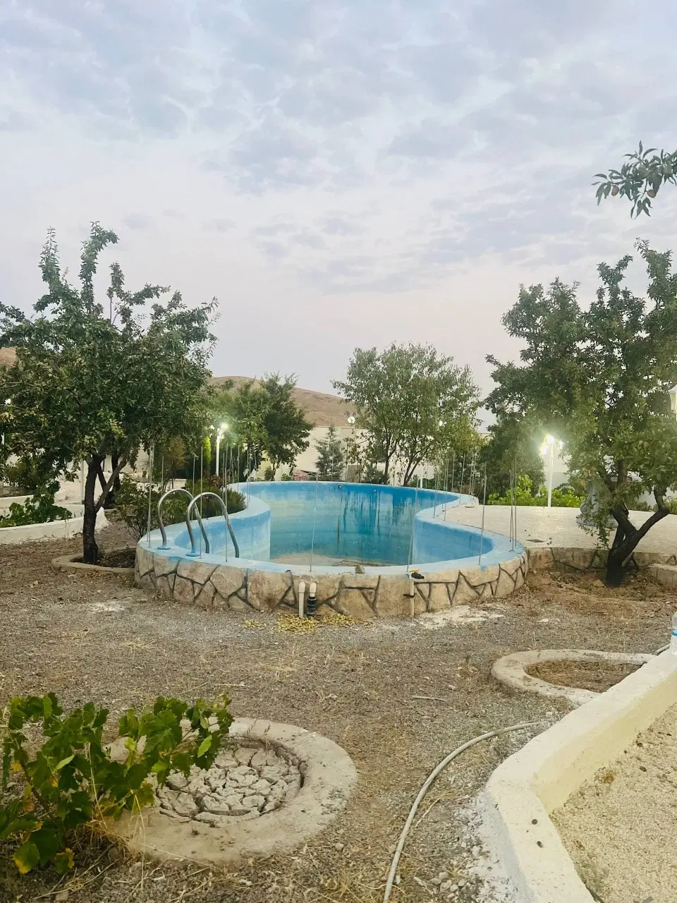 فروش باغ ویلای ۱۰۰۰ متری واقع در روستای رزجرد