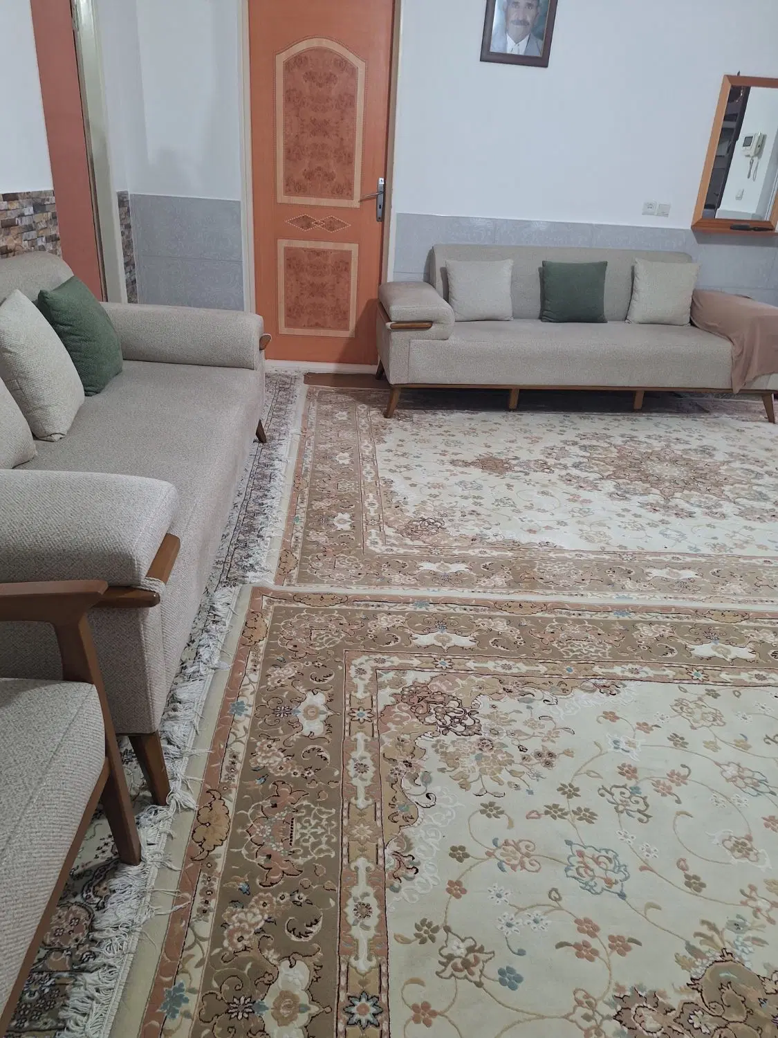 حیاط ویلاییچ  سند دار بسیار دل باز