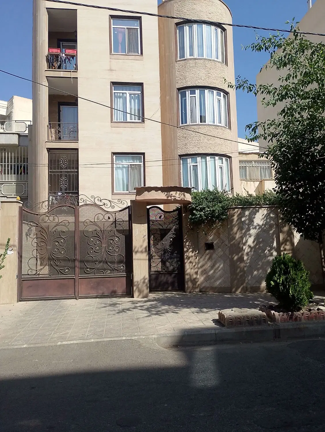 70متر واحد سند دار با دو حیاط خلوت مسقف