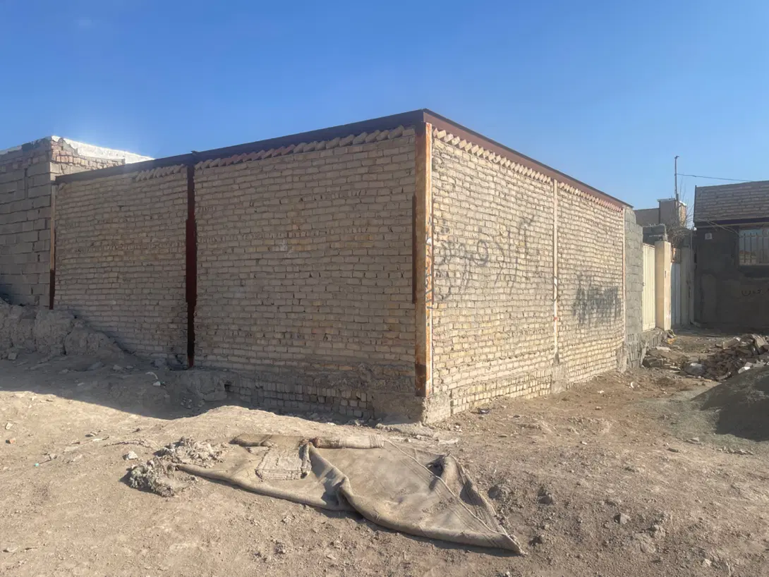 خانه نیمه کاره داخل بافت مسکونی