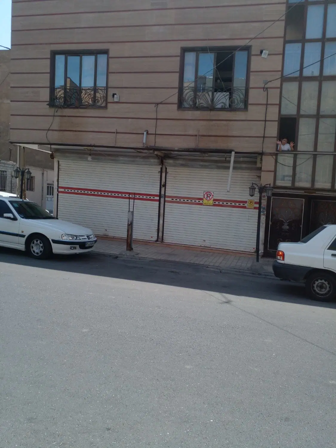 فروش مغازه بغل درب خانه که سمت راست میشه
