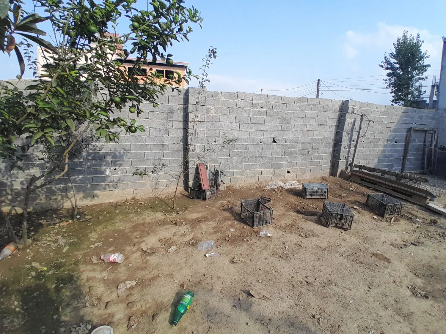 زمین  دیوار کشی شده
