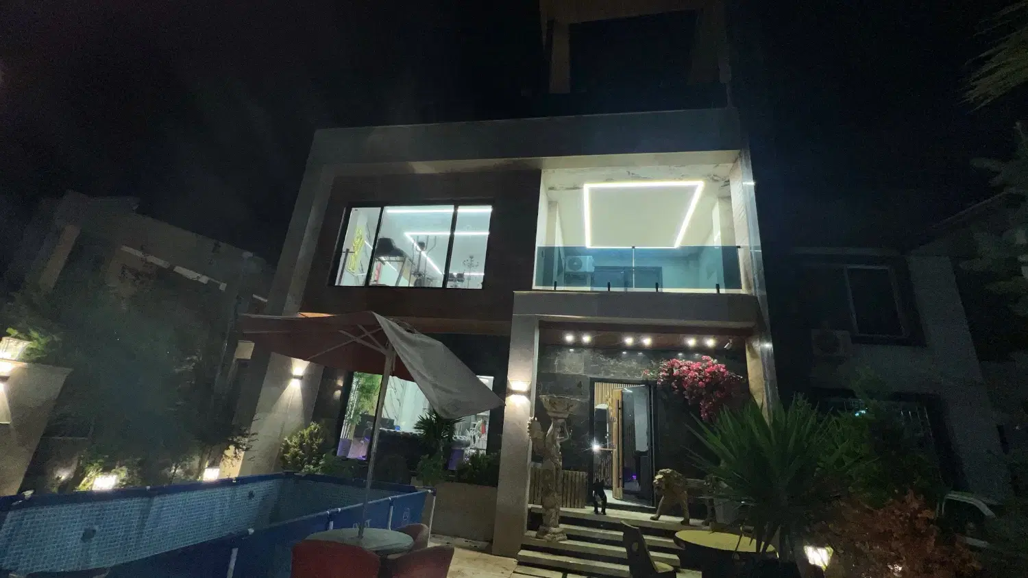 فورلکس نوساز مدرن با سالن سینما جکوزی و ورزش و روف