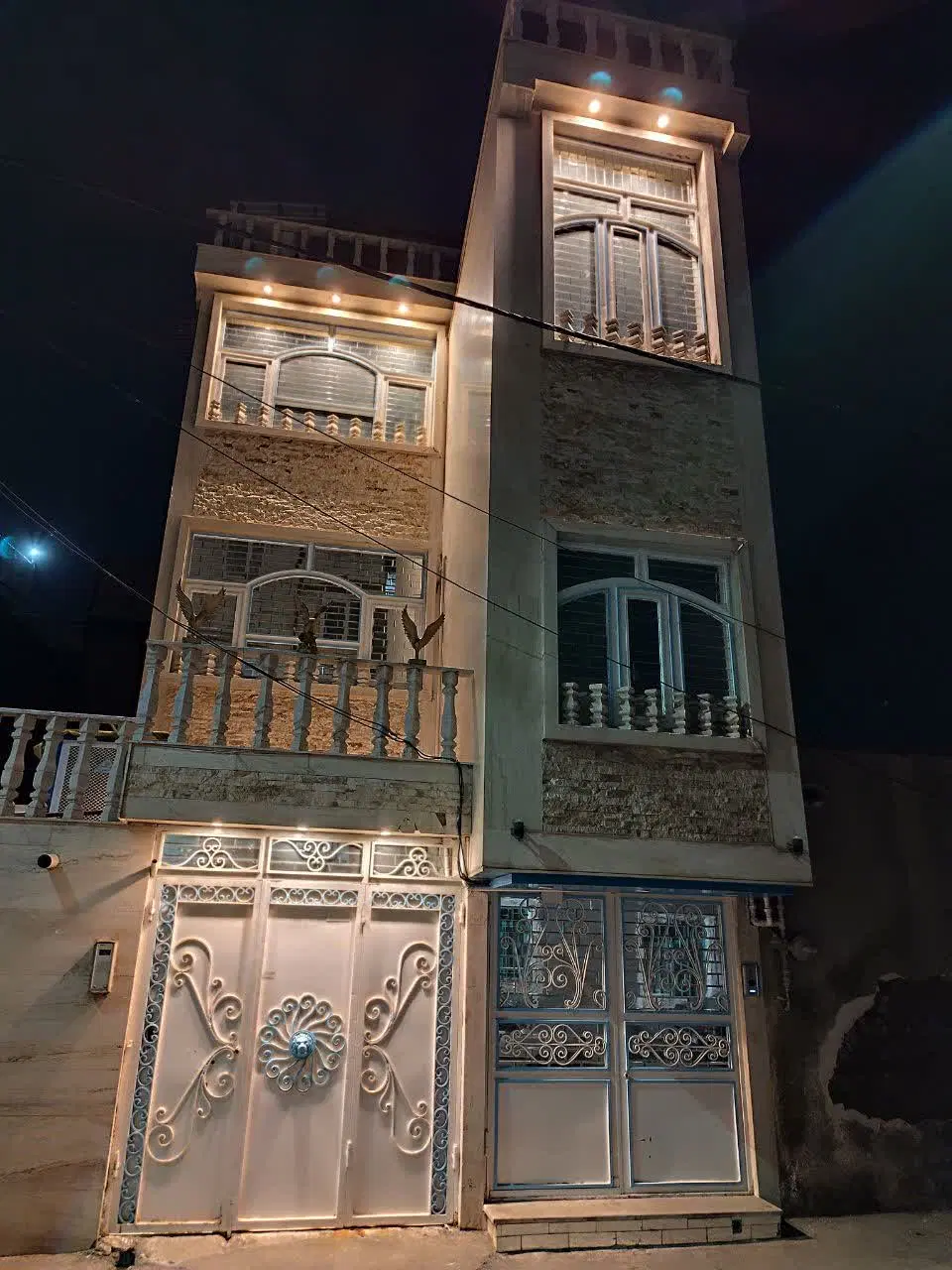 مغازه سر چهارراه در دوطبقه ارتفاع 4_30_ وخانه
