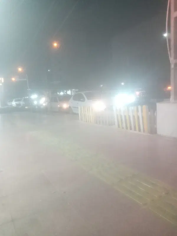 مغازه با بالکن پاخور بالا بر بلوار اصلی