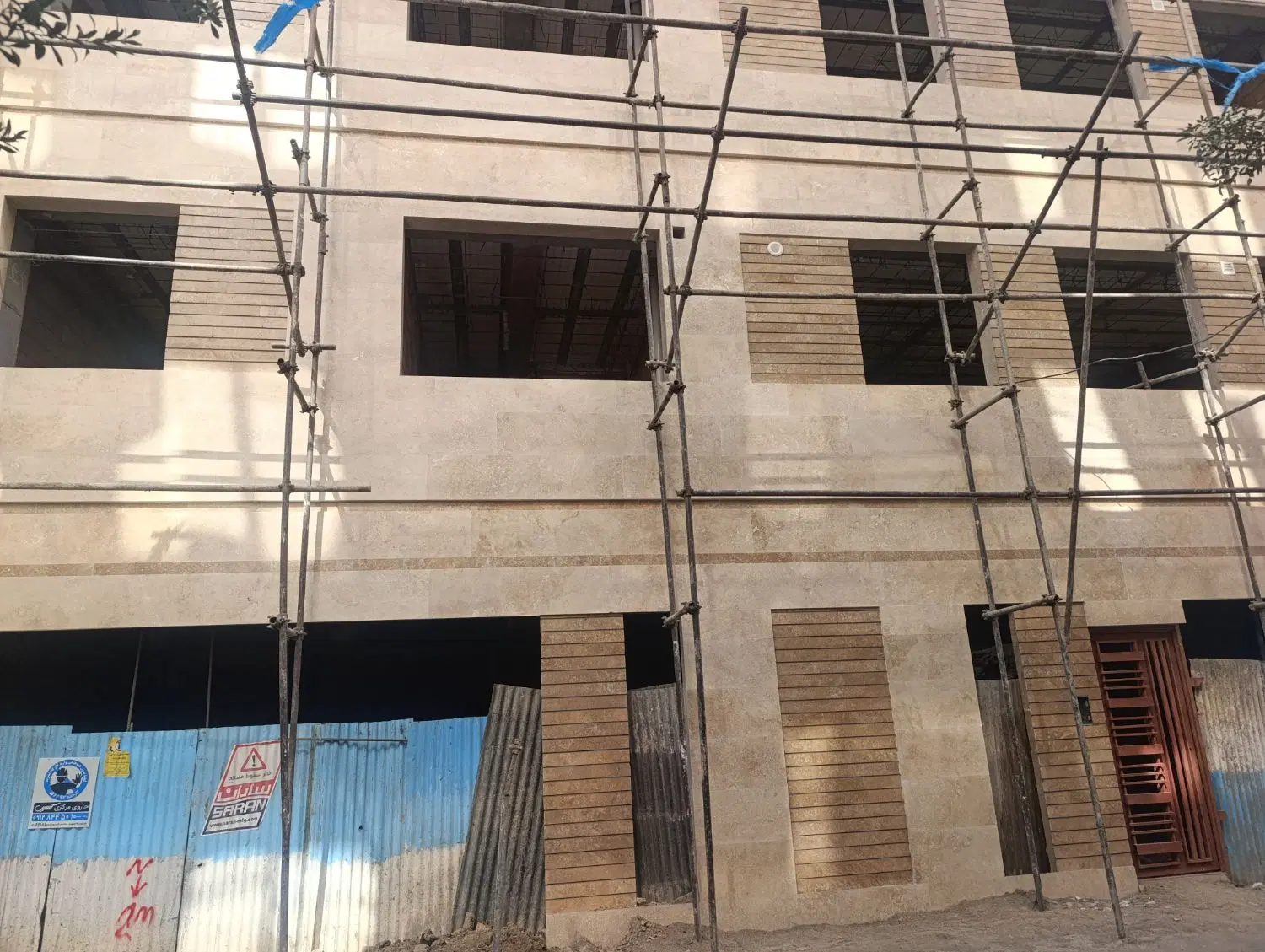 ۱۰۵مترتک واحدی طبقه اول فول امکانات فریدون احمدی
