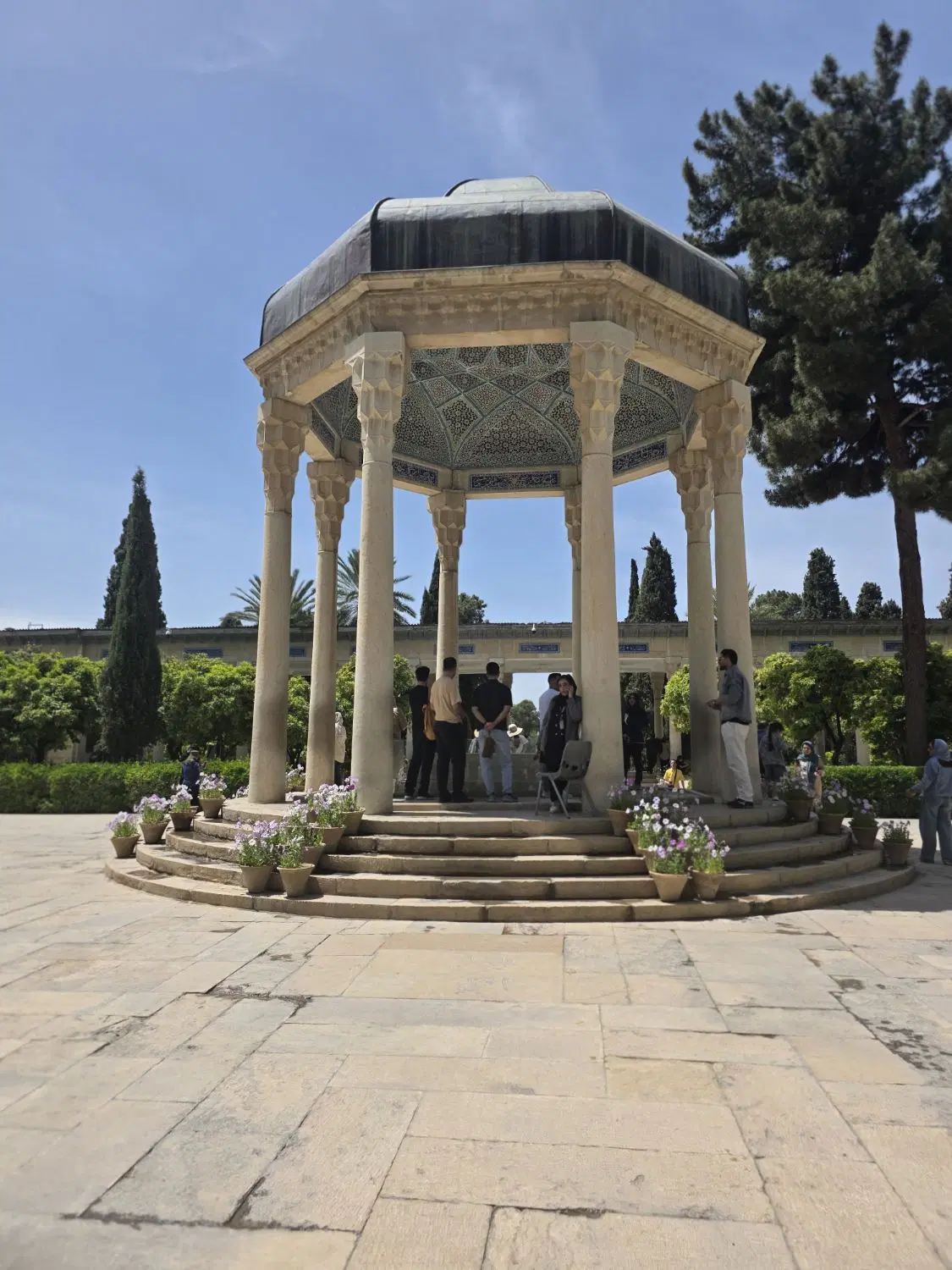 مغازه بر پاسداران