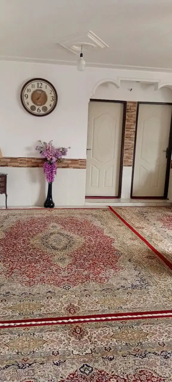 دو طبقه مسکونی و چهار عدد مغازه تجاری