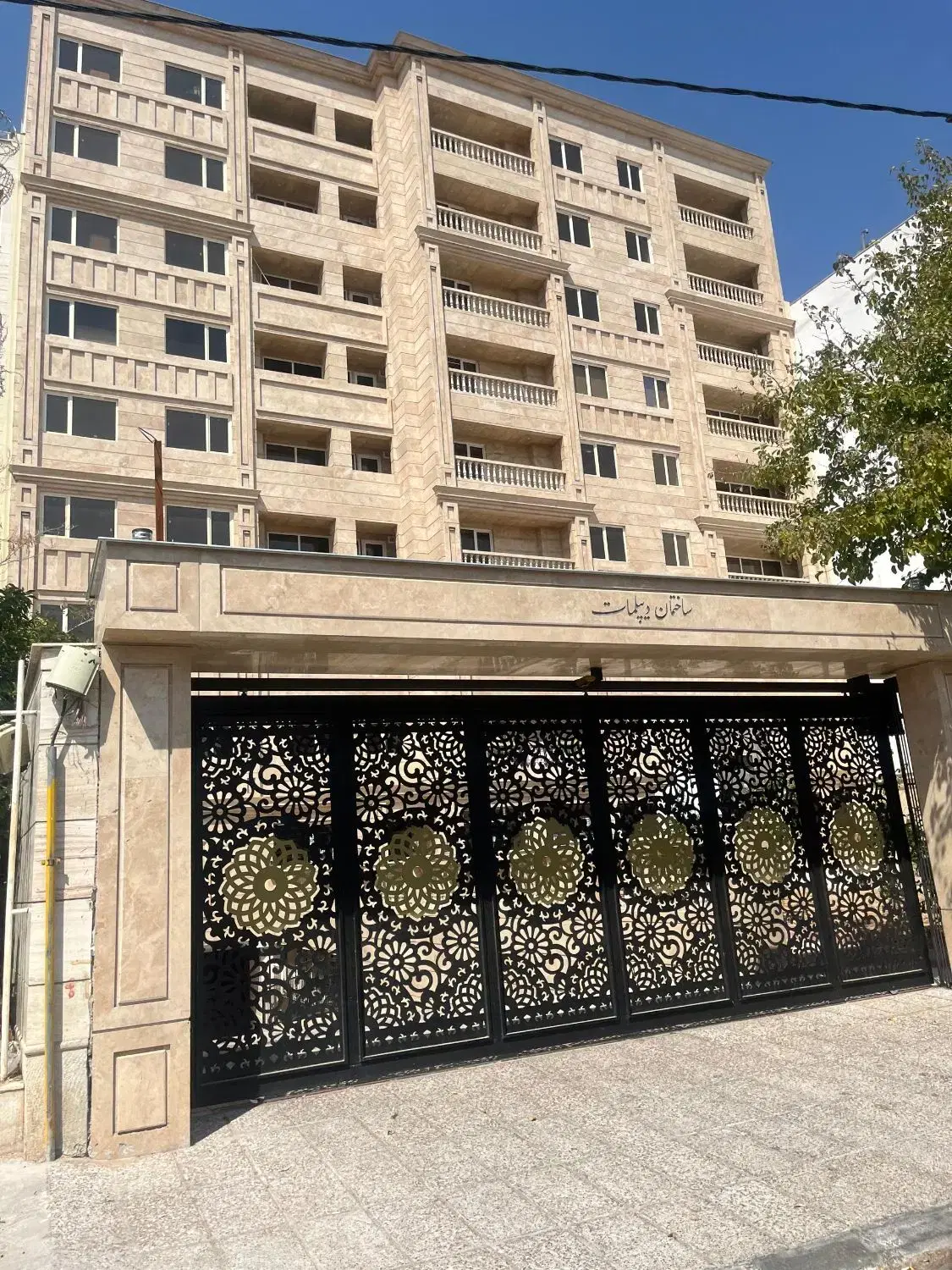 آپارتمان ۱۳۰ متر کلید نخورده تکمیل بر بلوار اصلی