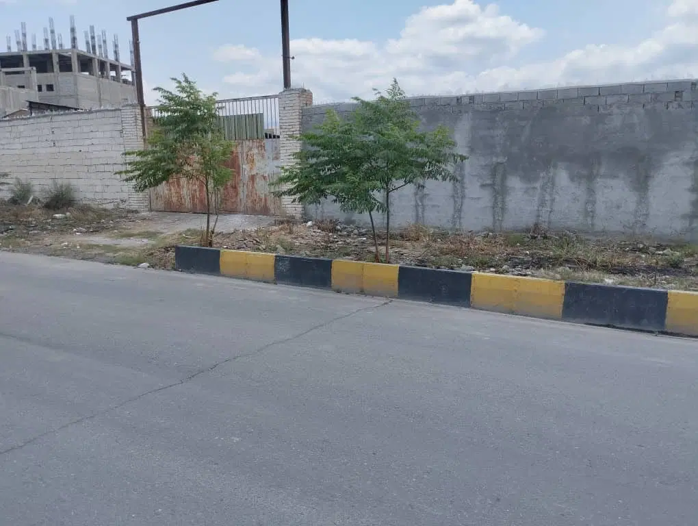 زمین مسکونی تجاری ، روبروی زنگیان ، پشت اکبر جوجه