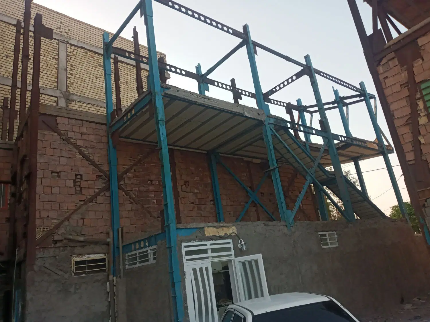تجاری ومسکونی میدان مهدویت(بیرون شهر)