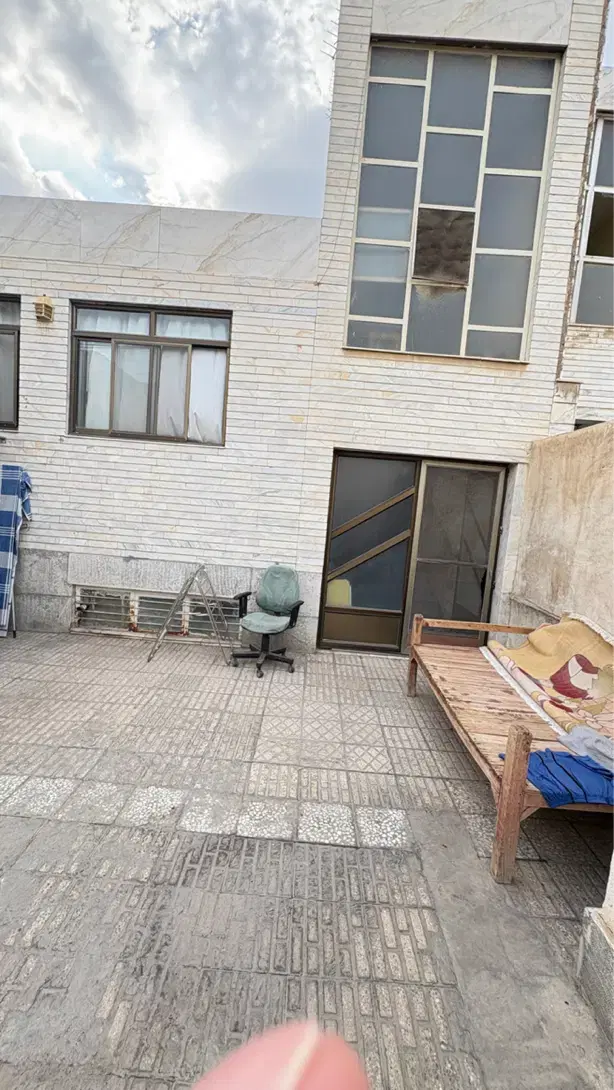 منزل ویلایی بر خیابان اصلی بازارچه