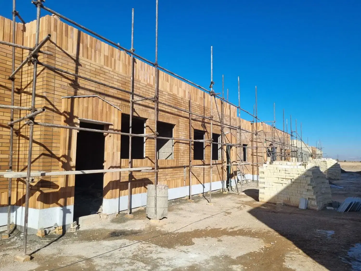 ساختمان ویلایی یک طبقه نیمه کاره(سفت کاری و نما)