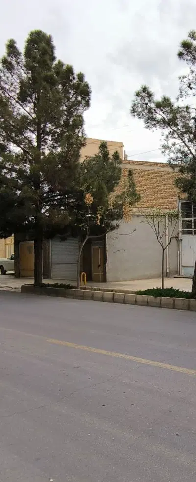 خانه ویلایی با مغازه تجاری