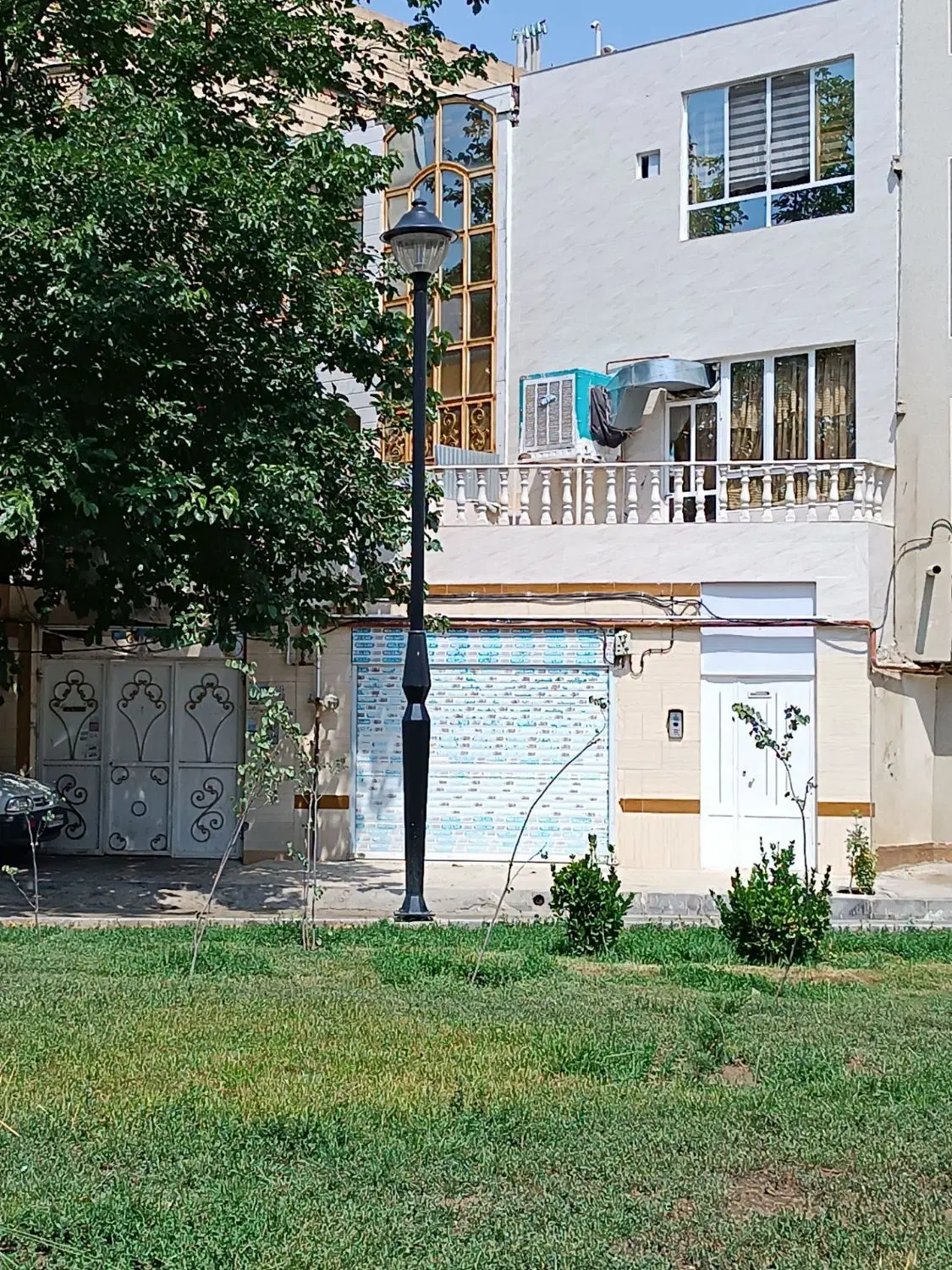 ویلایی سه طبقه با مغازه