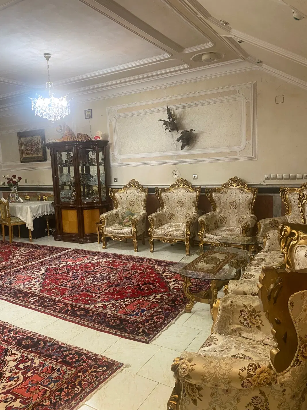 حیاط در برخیابان در بهترین موقعیت