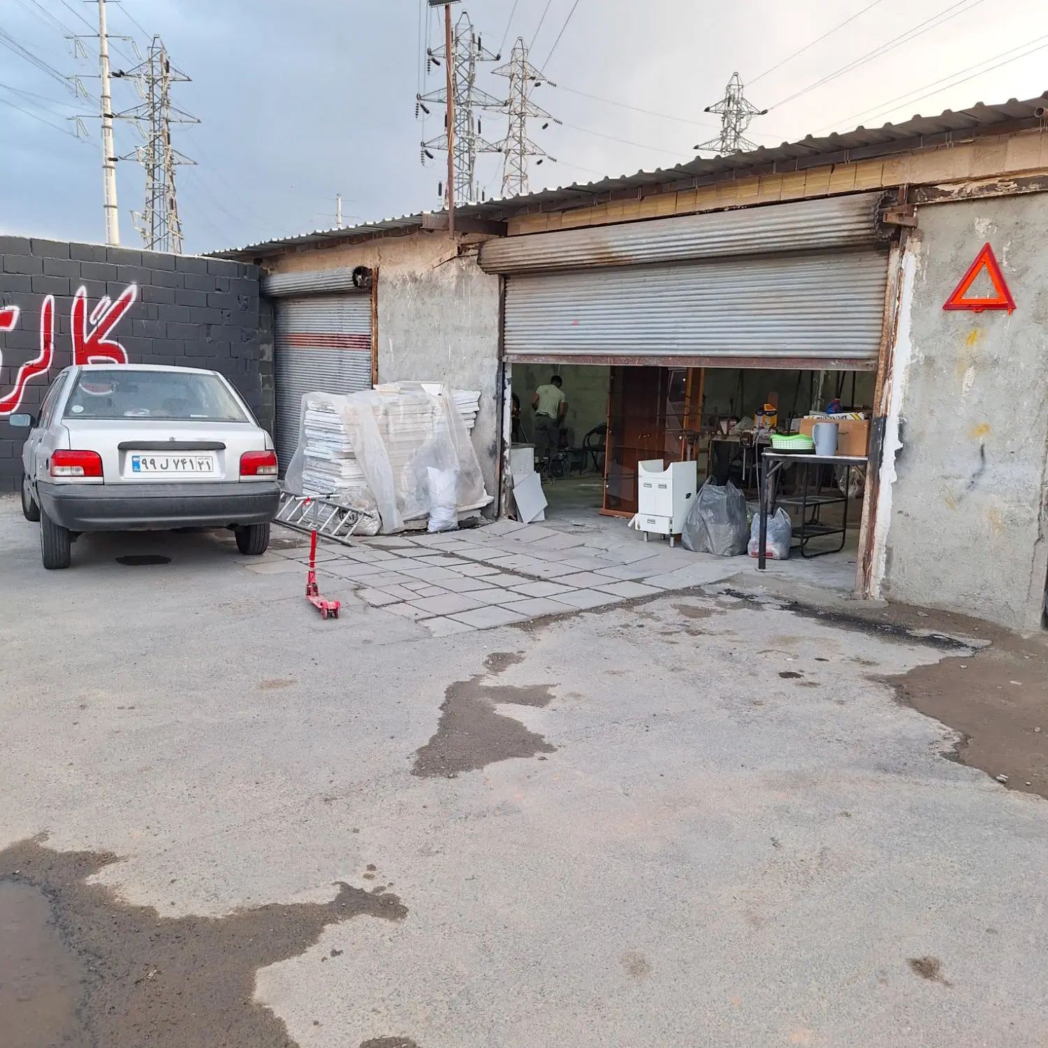 مغازه ۱۰۰ متری