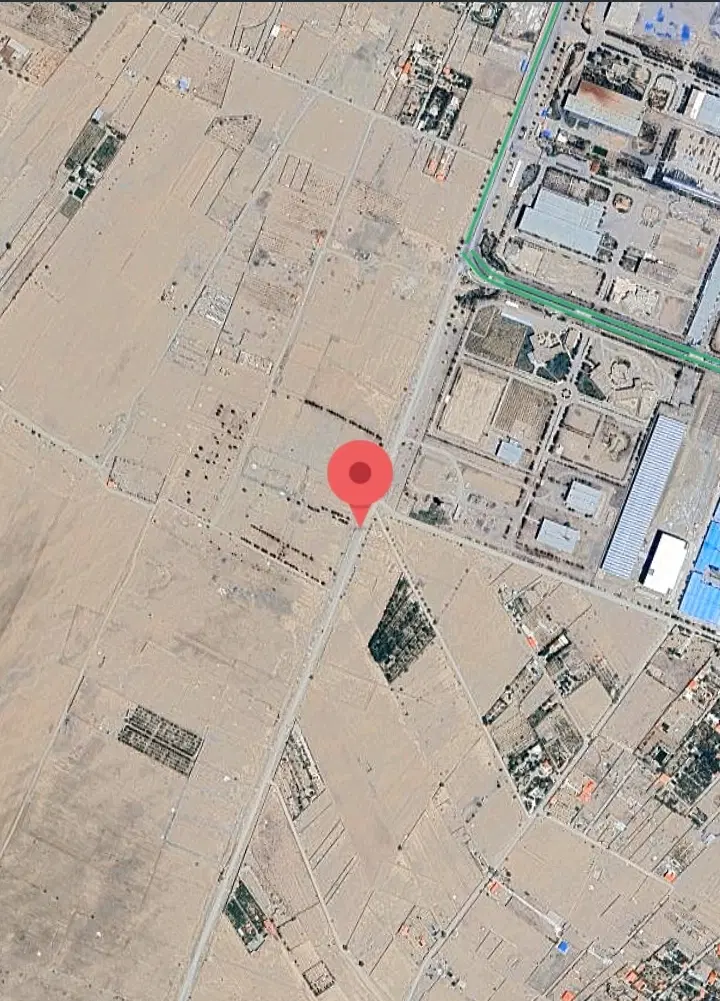 زمین دور دیوار حاشیه جاده