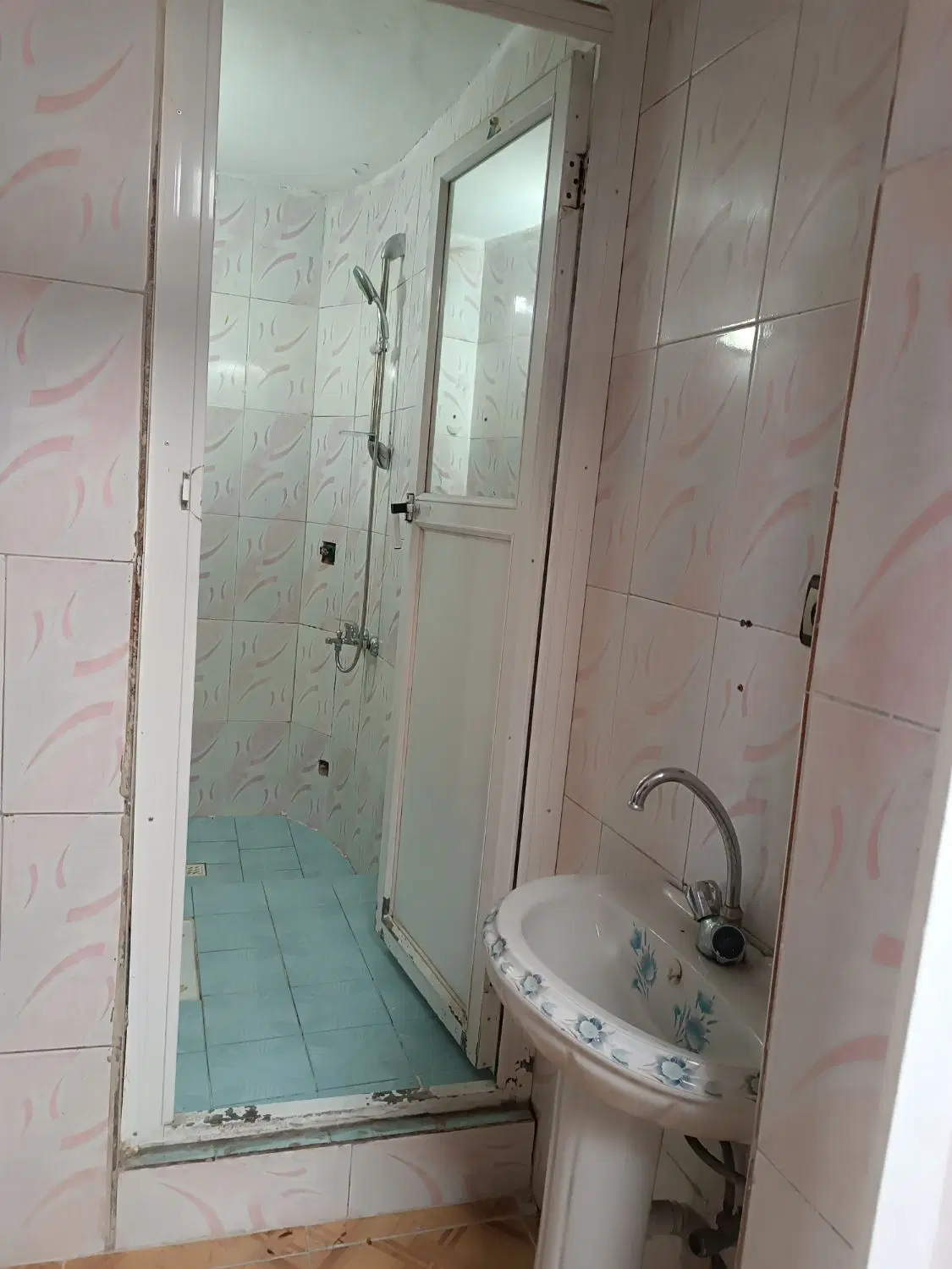 رهن اجاره منزل طبقه اول  بیست متری امام خمینی