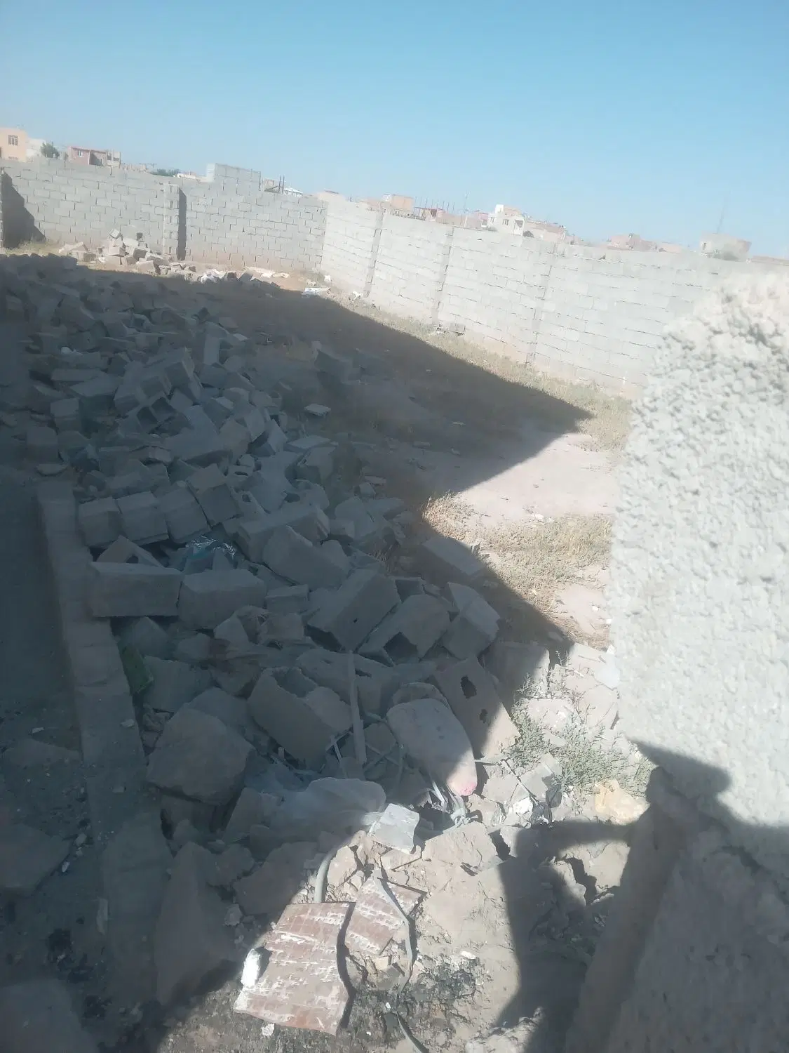 زمین در باغ معروف