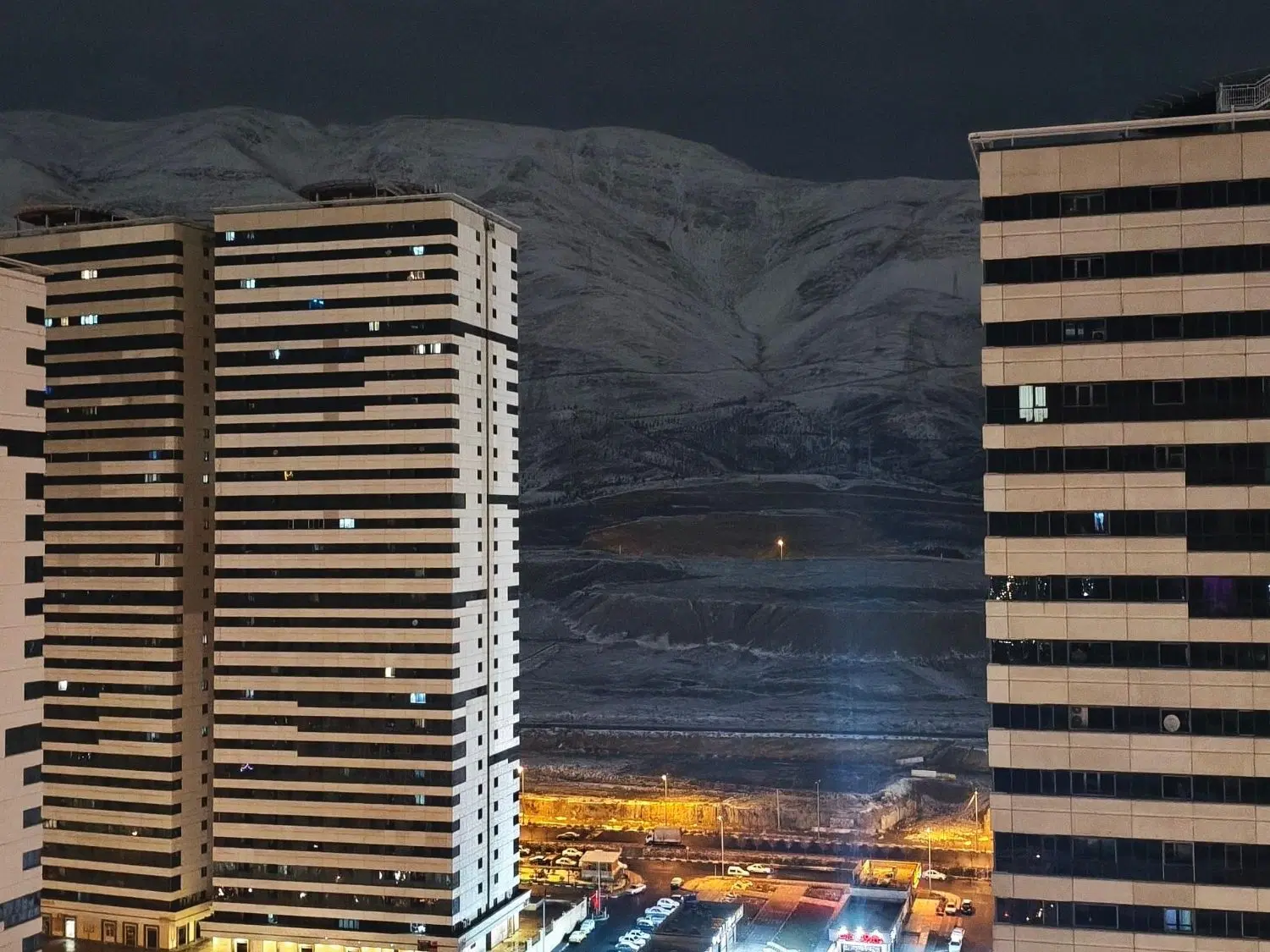 ۱۰۸ متر ۲ خواب برج خرازی ( بلوار اردستانی)