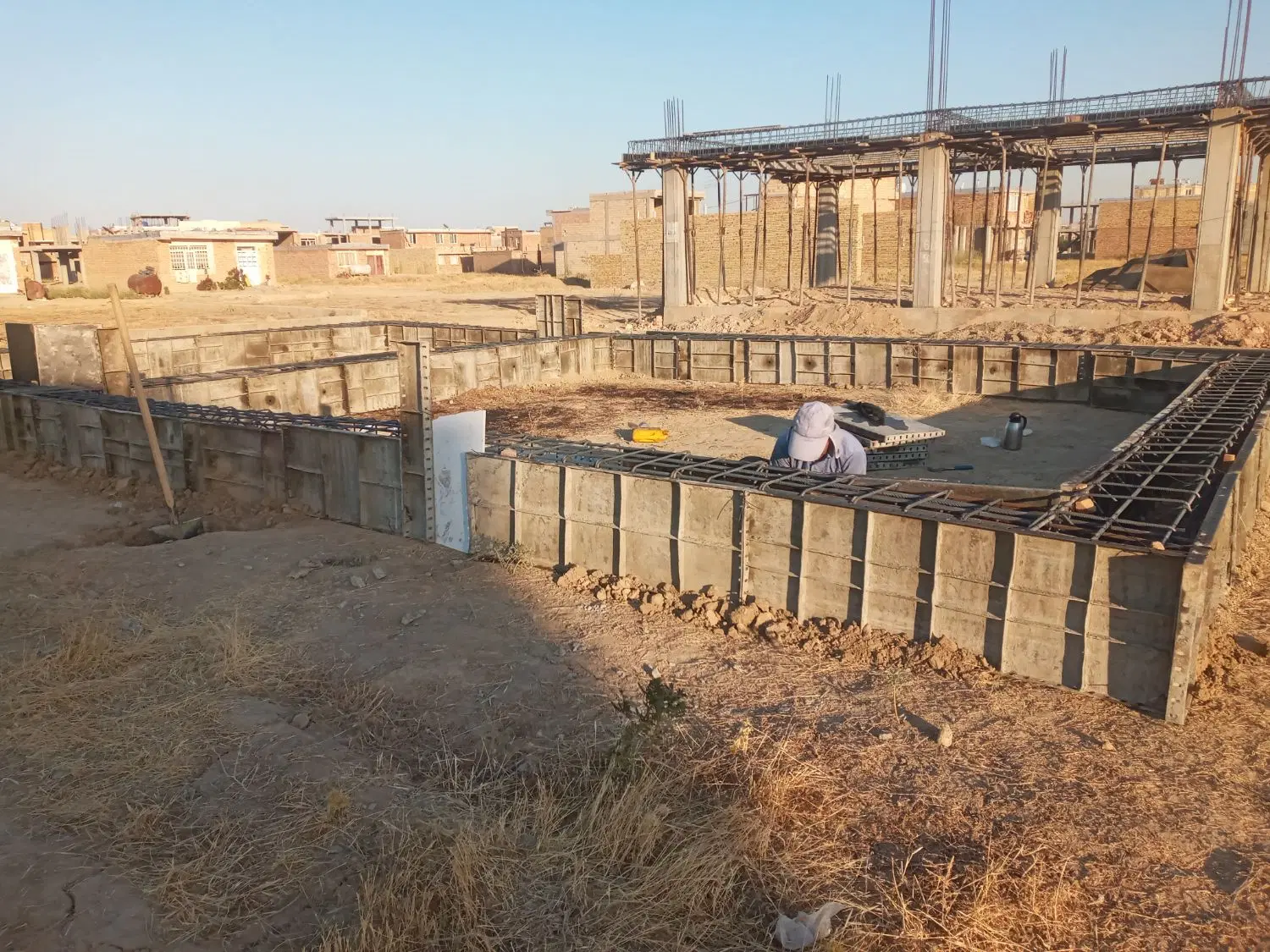 زمین ولنده پشت درمانگاه