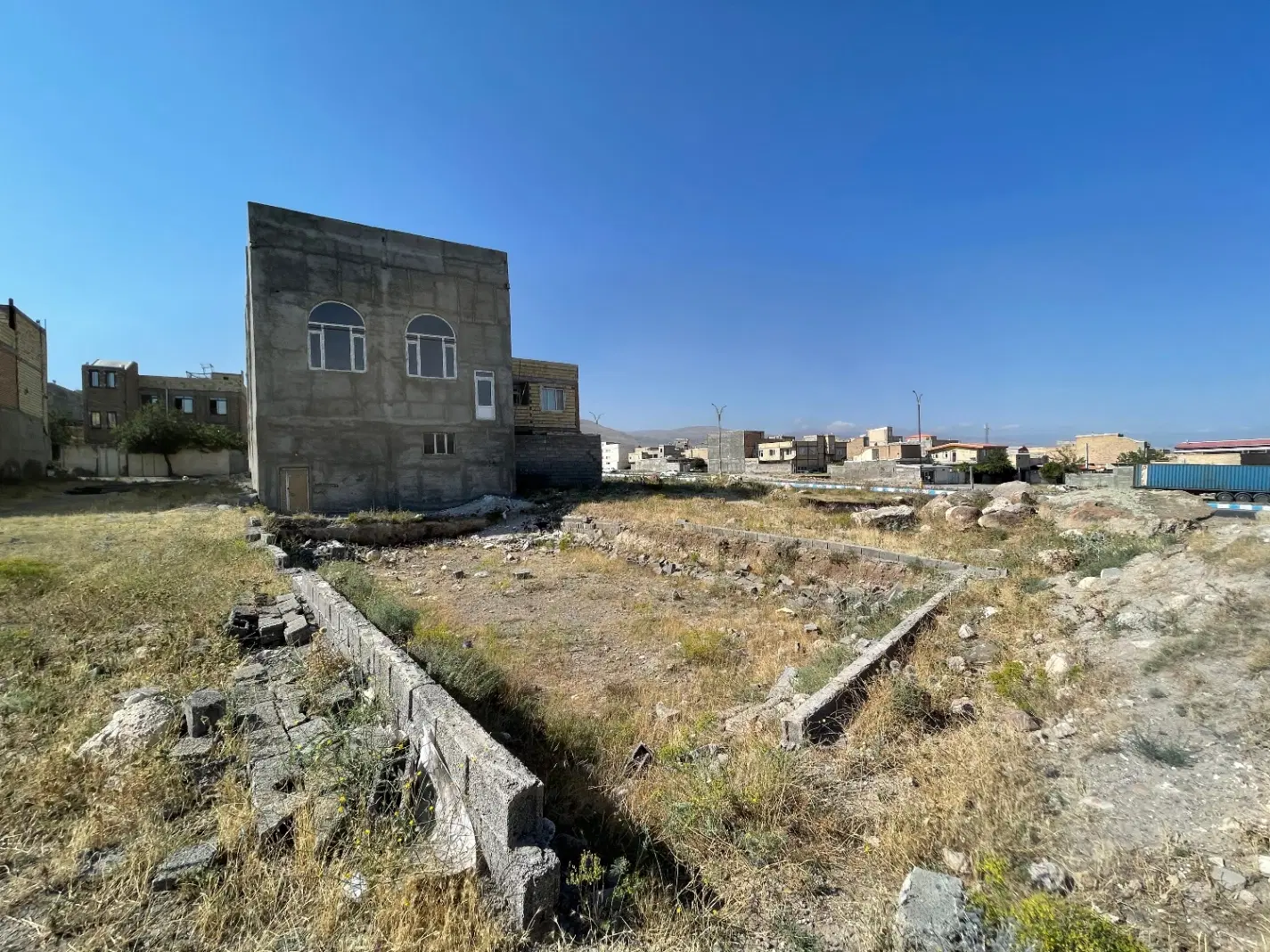 زمین ۱۴۴ متری