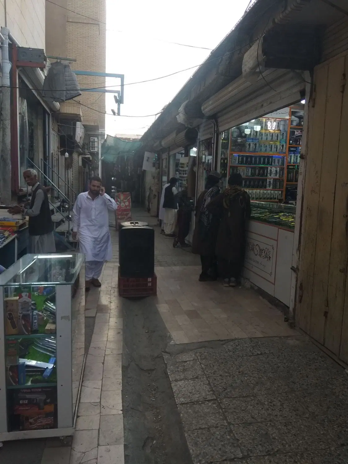 دوعدد دکه در قلب بازار