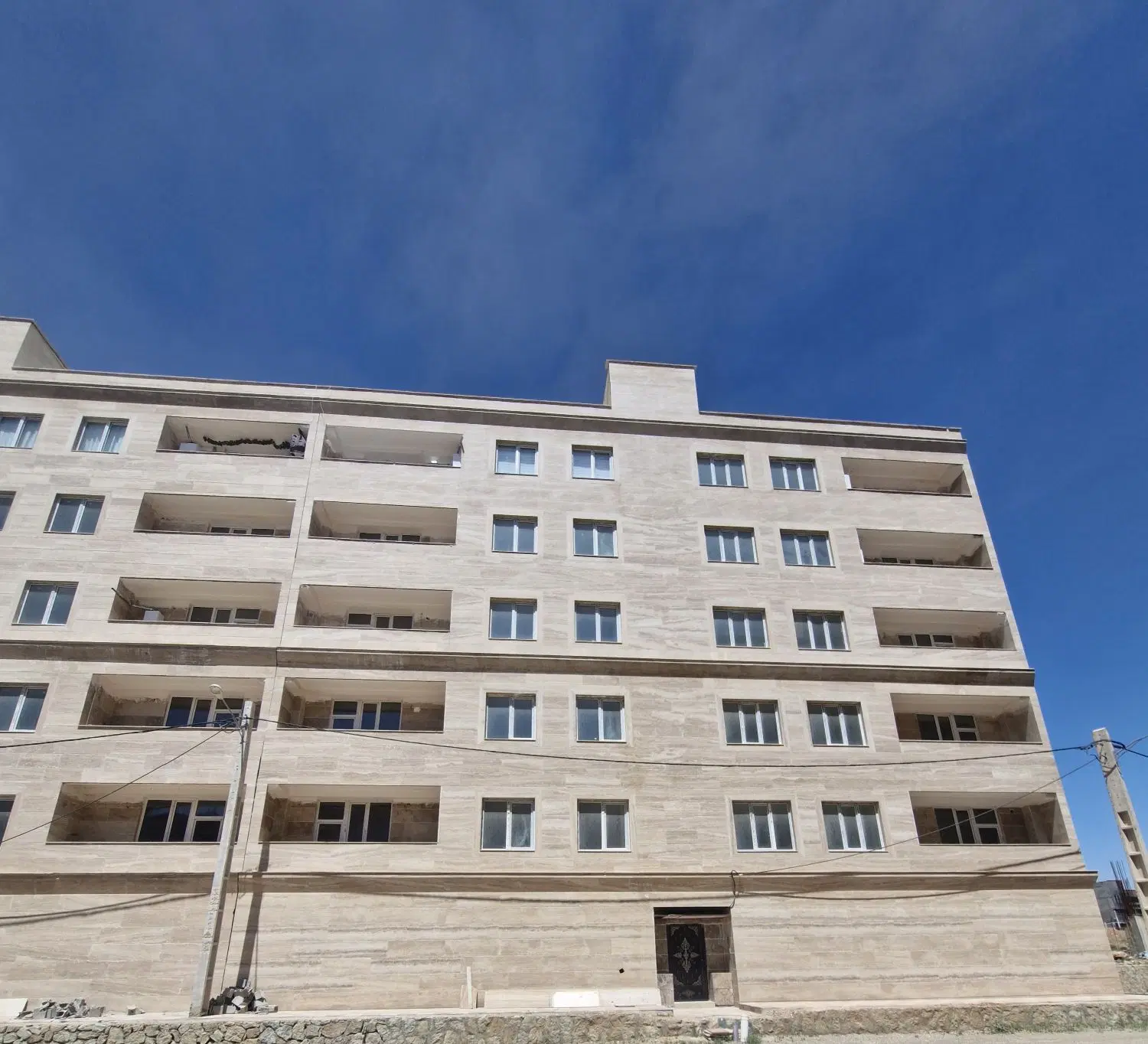 واحد ۱۰۰ متری نماسنگ در بهترین لوکیشن فاز۳شخصی ساز