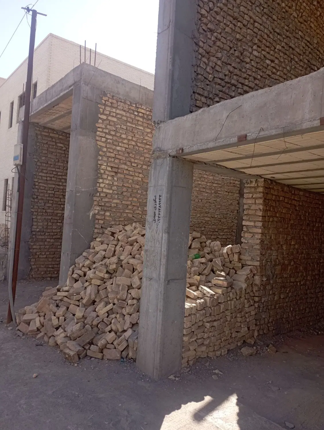 خانه اسکلت بتونی نیمه ساز