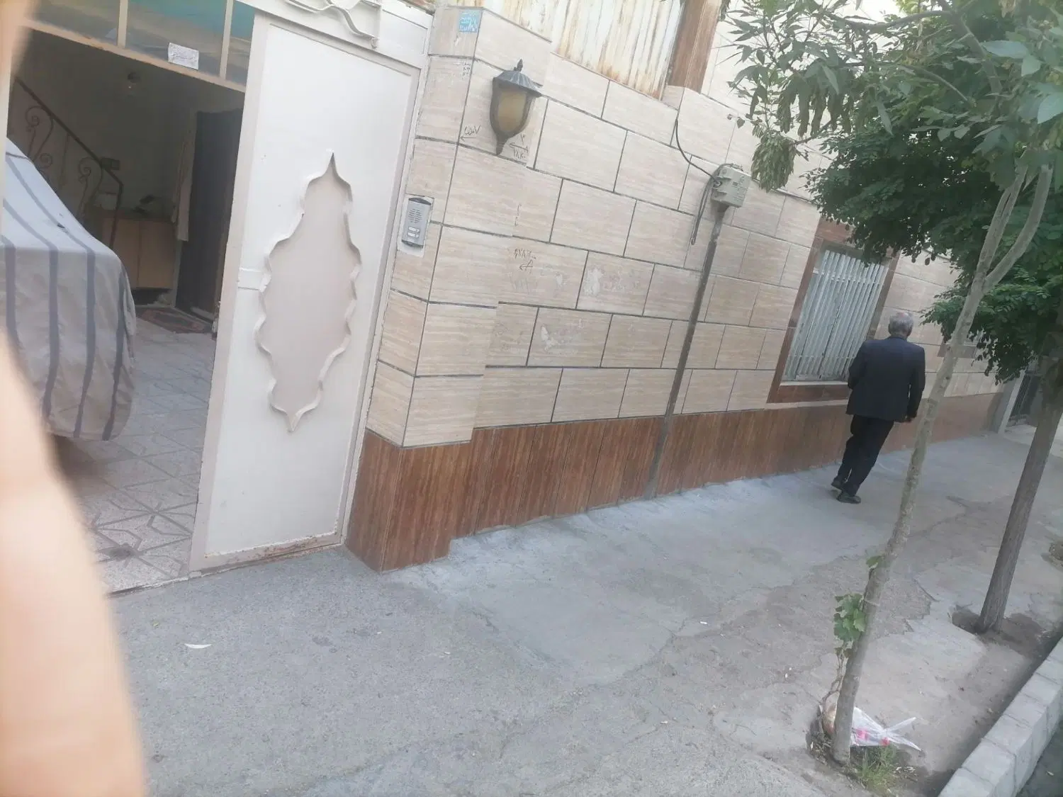 یک واحد آپارتمان طبقه همکف