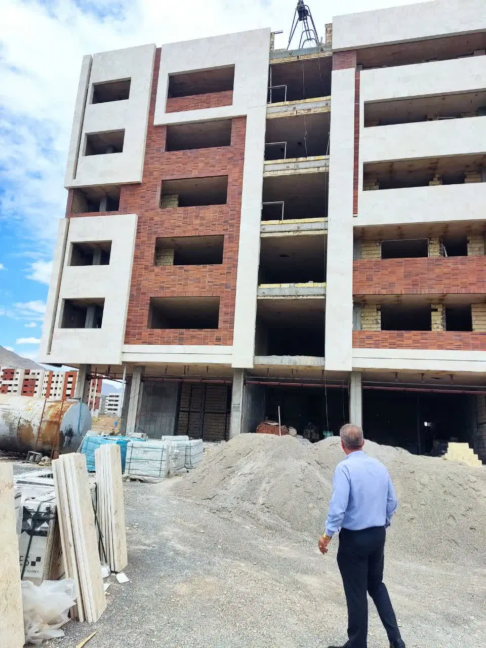 اپارتمان طبقه پنجم فولادشهر