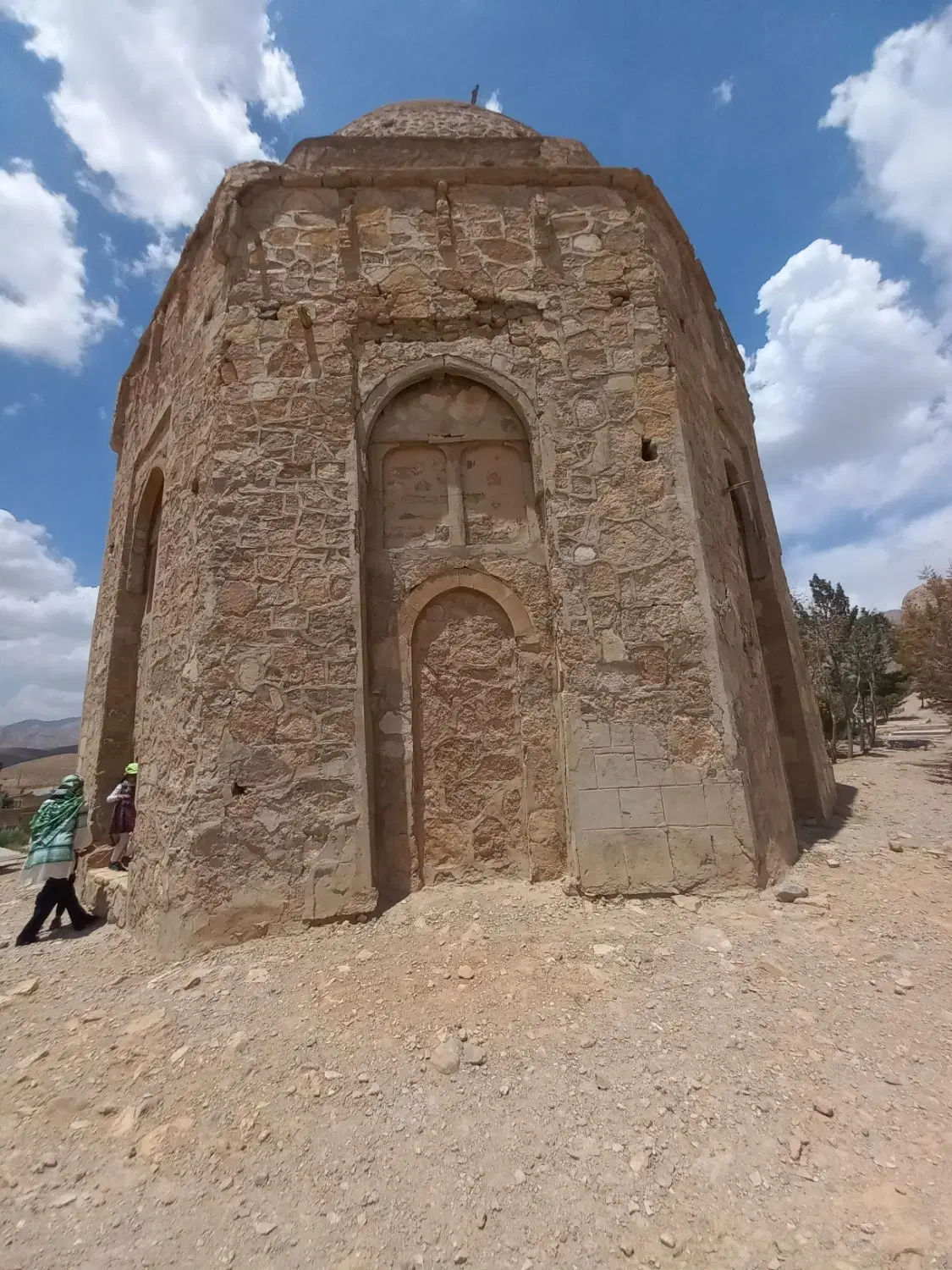 زمین‌مسکونی‌‌‌‌نعل‌‌اسبی‌‌‌‌به‌طرف‌‌فردوس‌‌شرقی‌‌‌