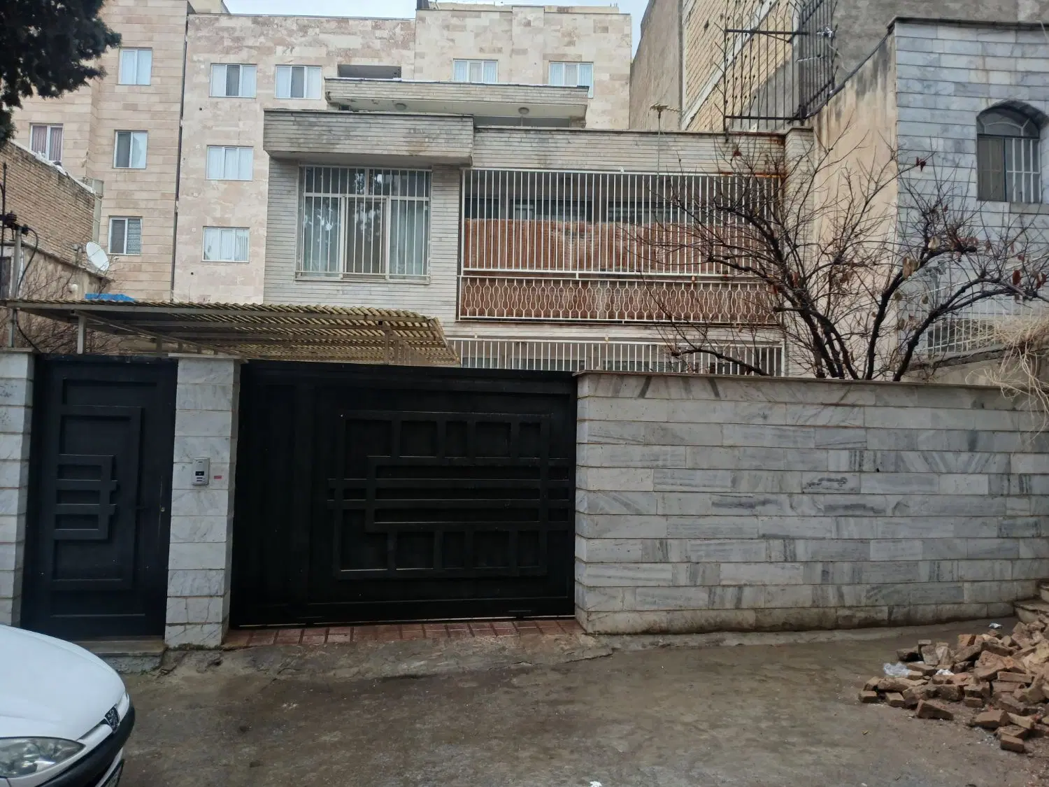فروش خانه ۲۵۰ متری گل آرای جنوبی