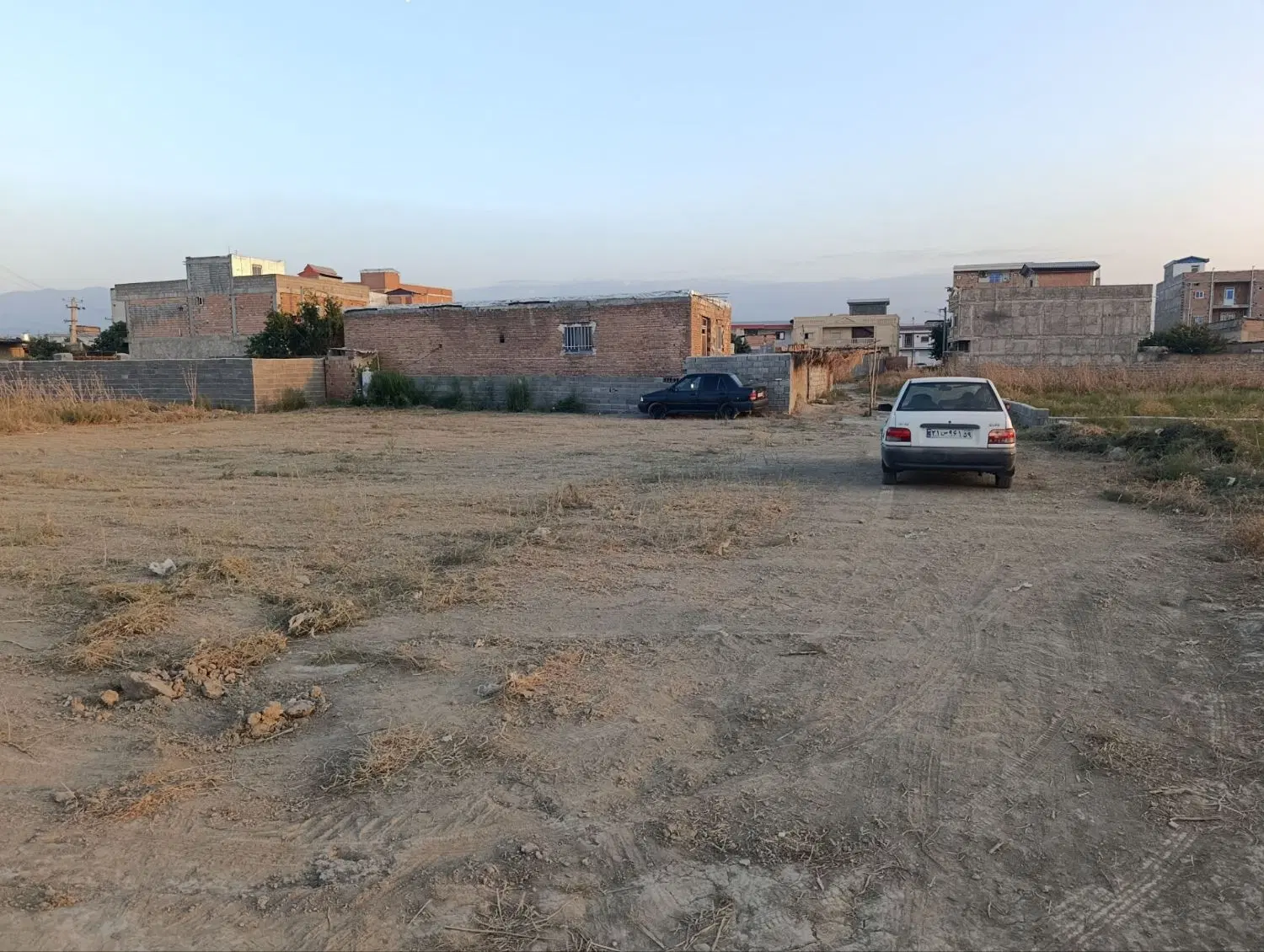 زمین 400متر حیاطی کنار سالن ورزشی