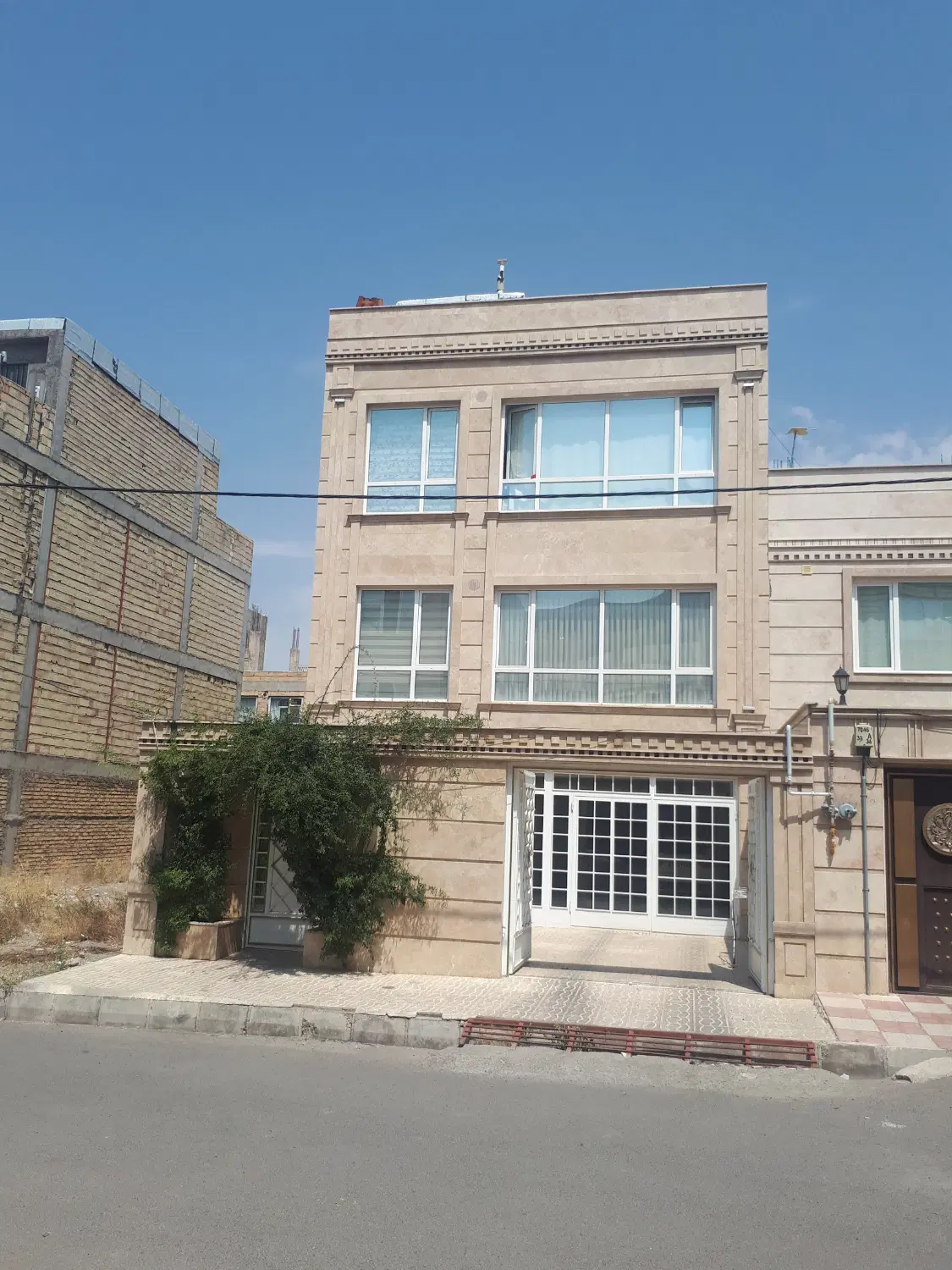 ۳ دانگ یک ساختمان دو واحدی نارون