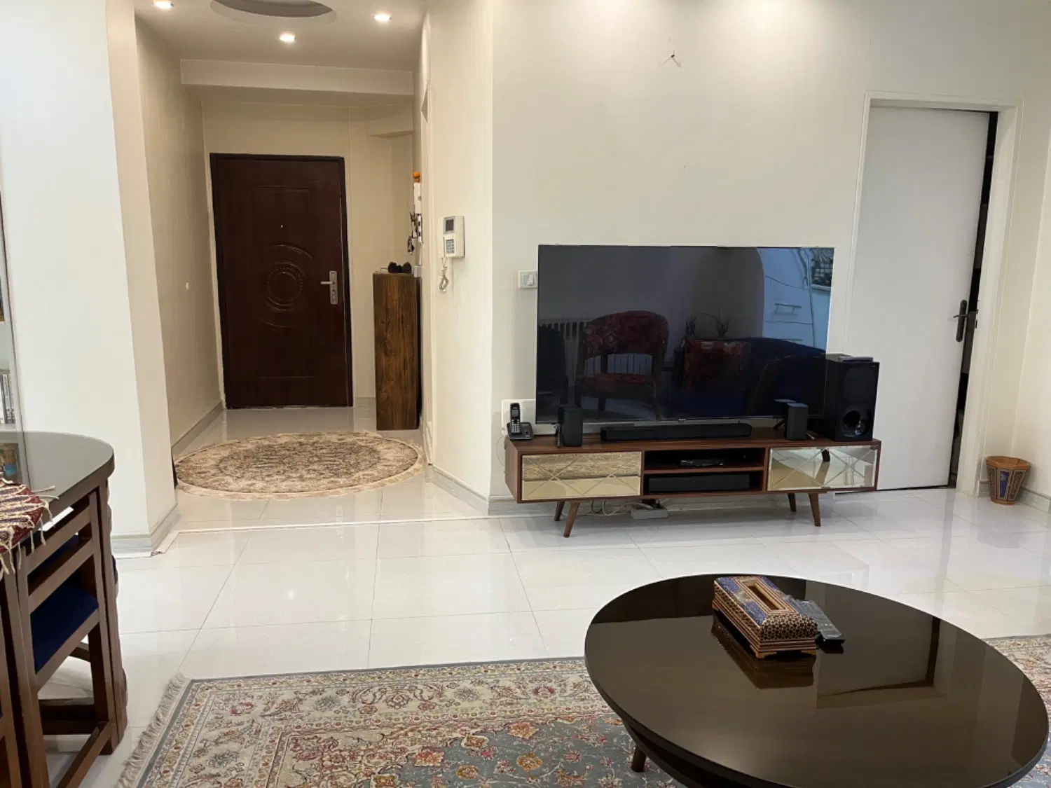 ۷۵ متر _ دوخواب _ فول امکانات _ سند تکبرگ