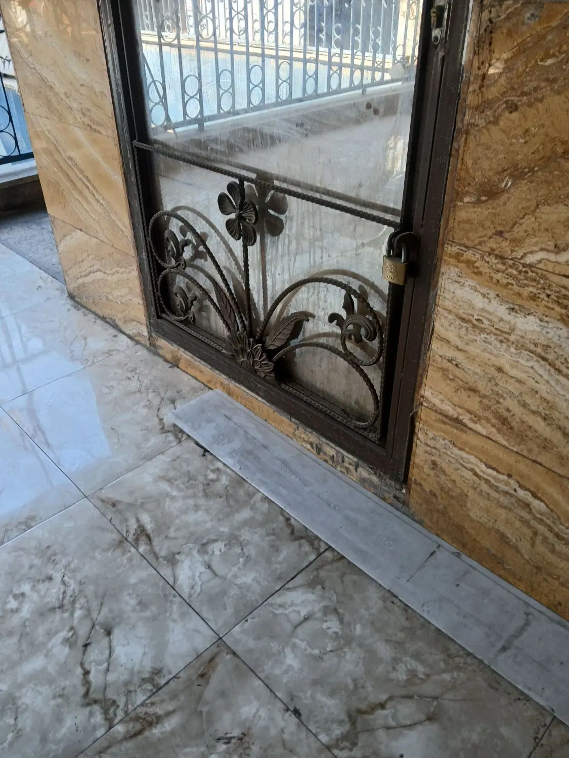 انبار 50 متری با در مجزا
