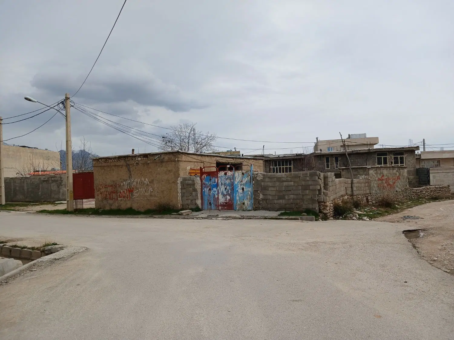 خانه کلنگی سه بر خیابان