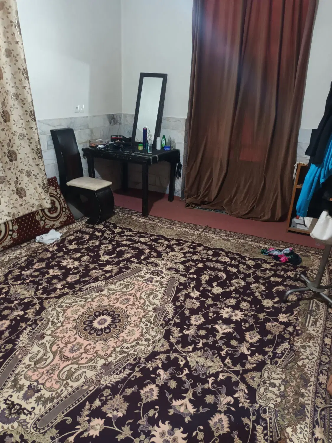 ساختمان مسکونی حیاط دار