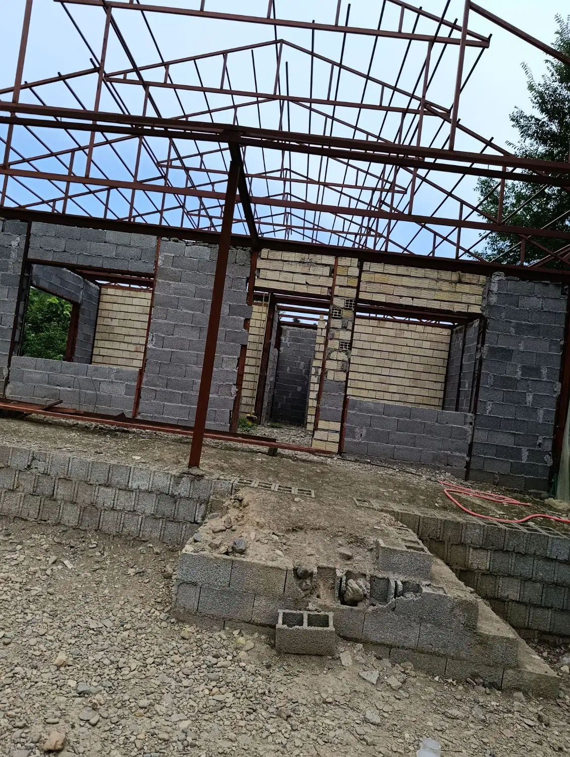 فروش یک خانه ویک کارخانه تولیدی قارچ