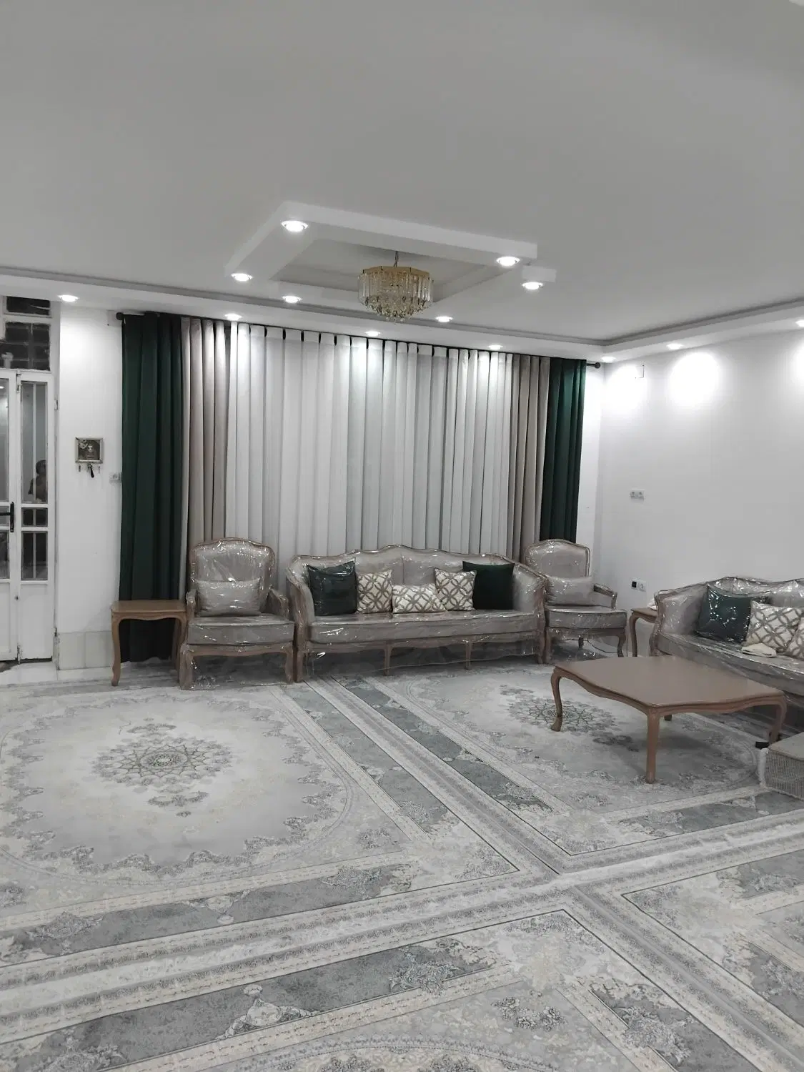 منزل ۲۰۰ متری درب حیاط . ۳۵ متری مقر