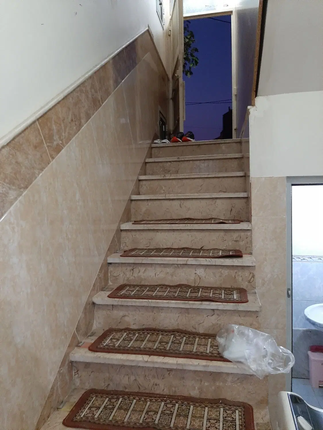 زیرزمین دربست