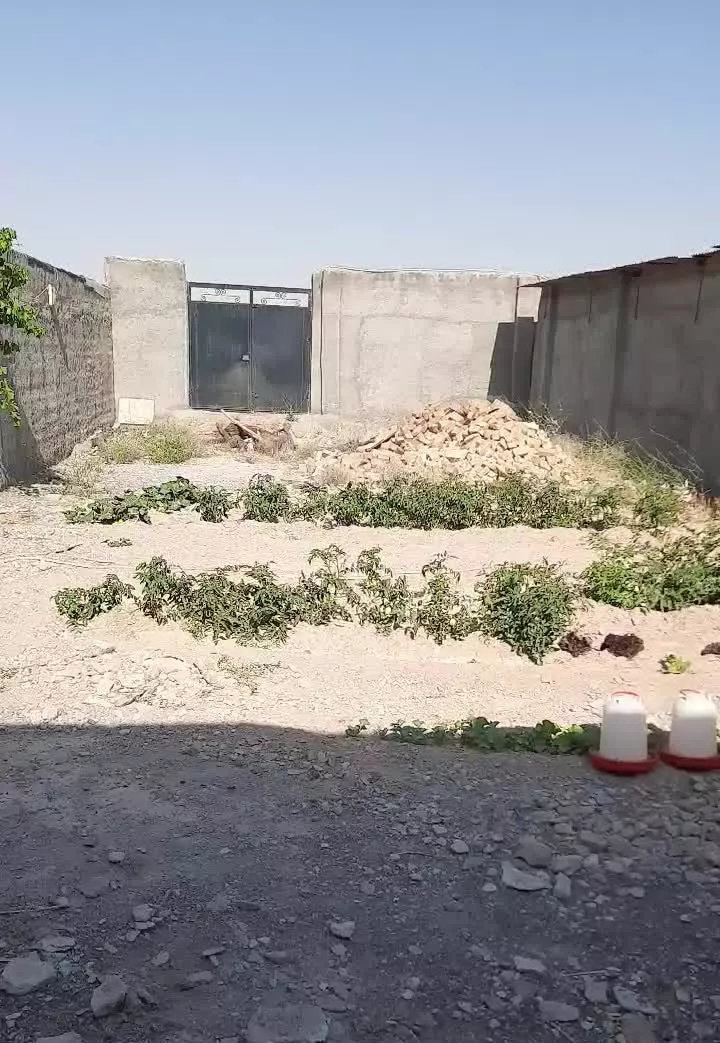 زمین چهار دیواری .سالن دار زویار