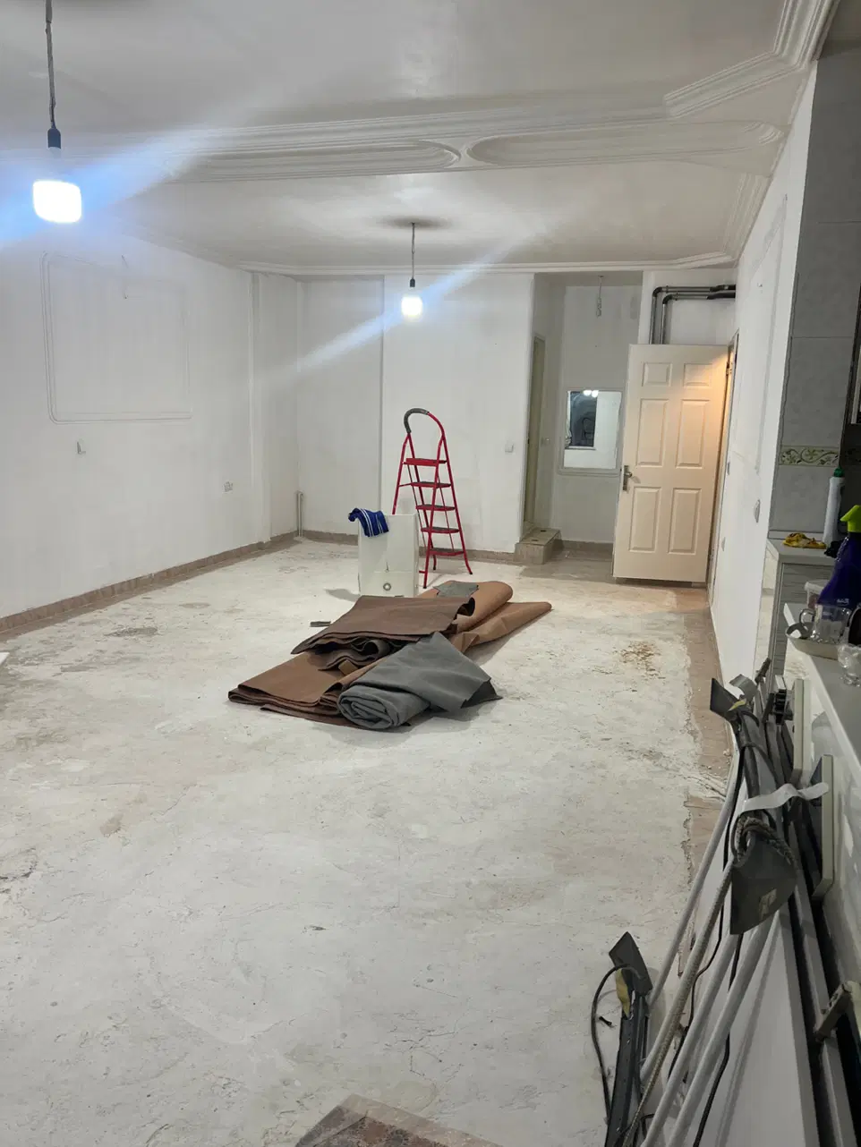 واحد ۱۰۰متری طبقه اول آخر عباسی نزدیک خیابان