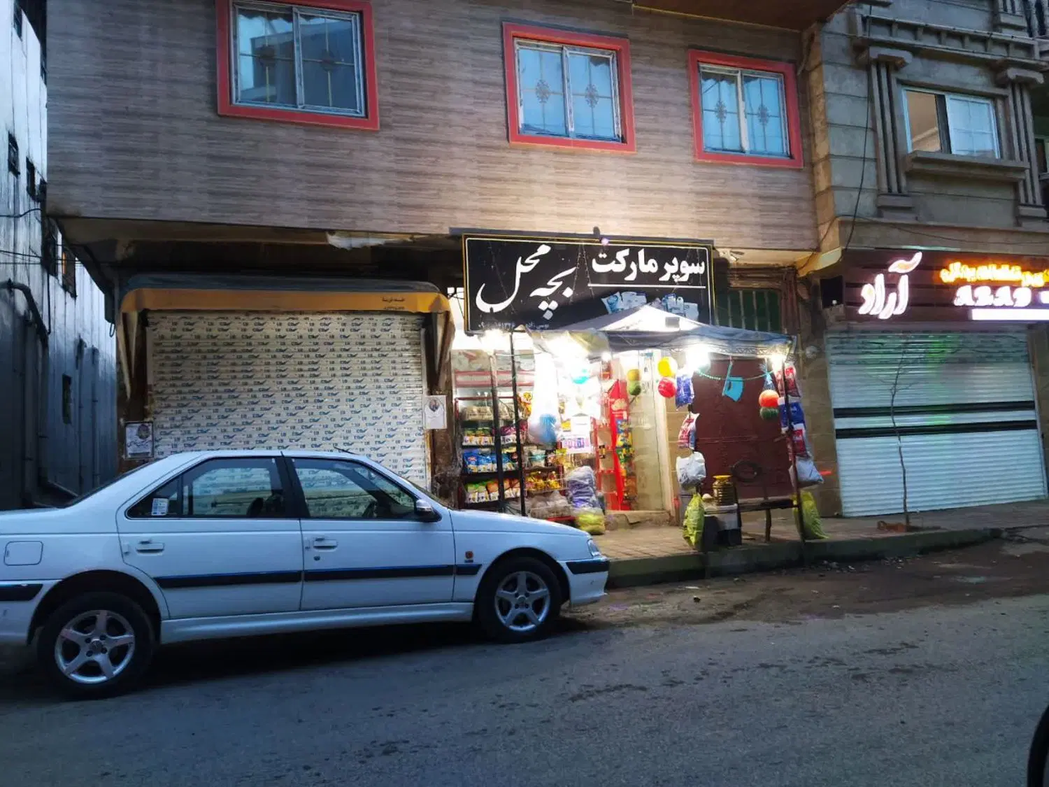 مغازه تجاری فعال بر خیابان اصلی