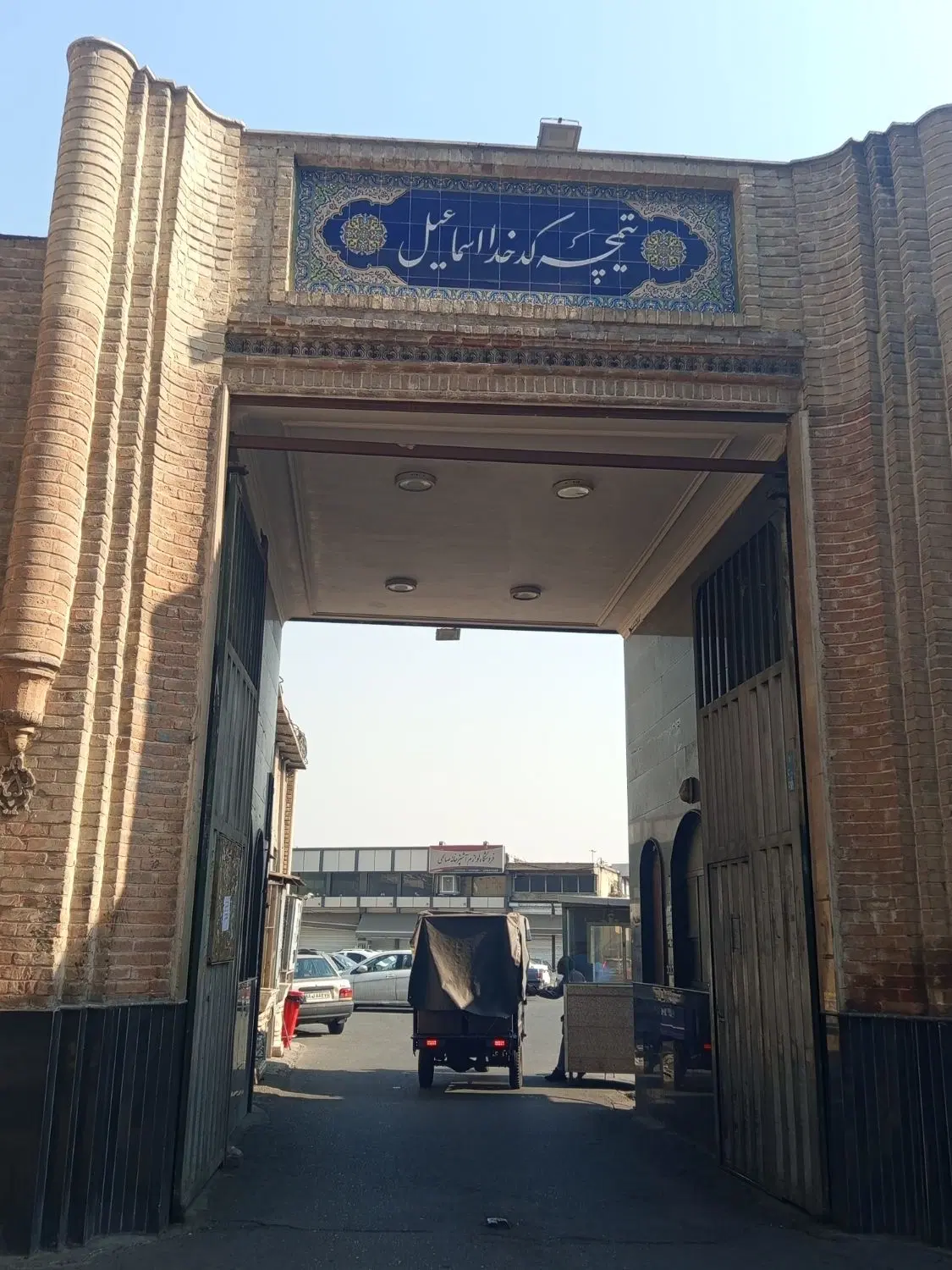 مغازه 29 متری رو به روی قصر بلور داخل بنگاه