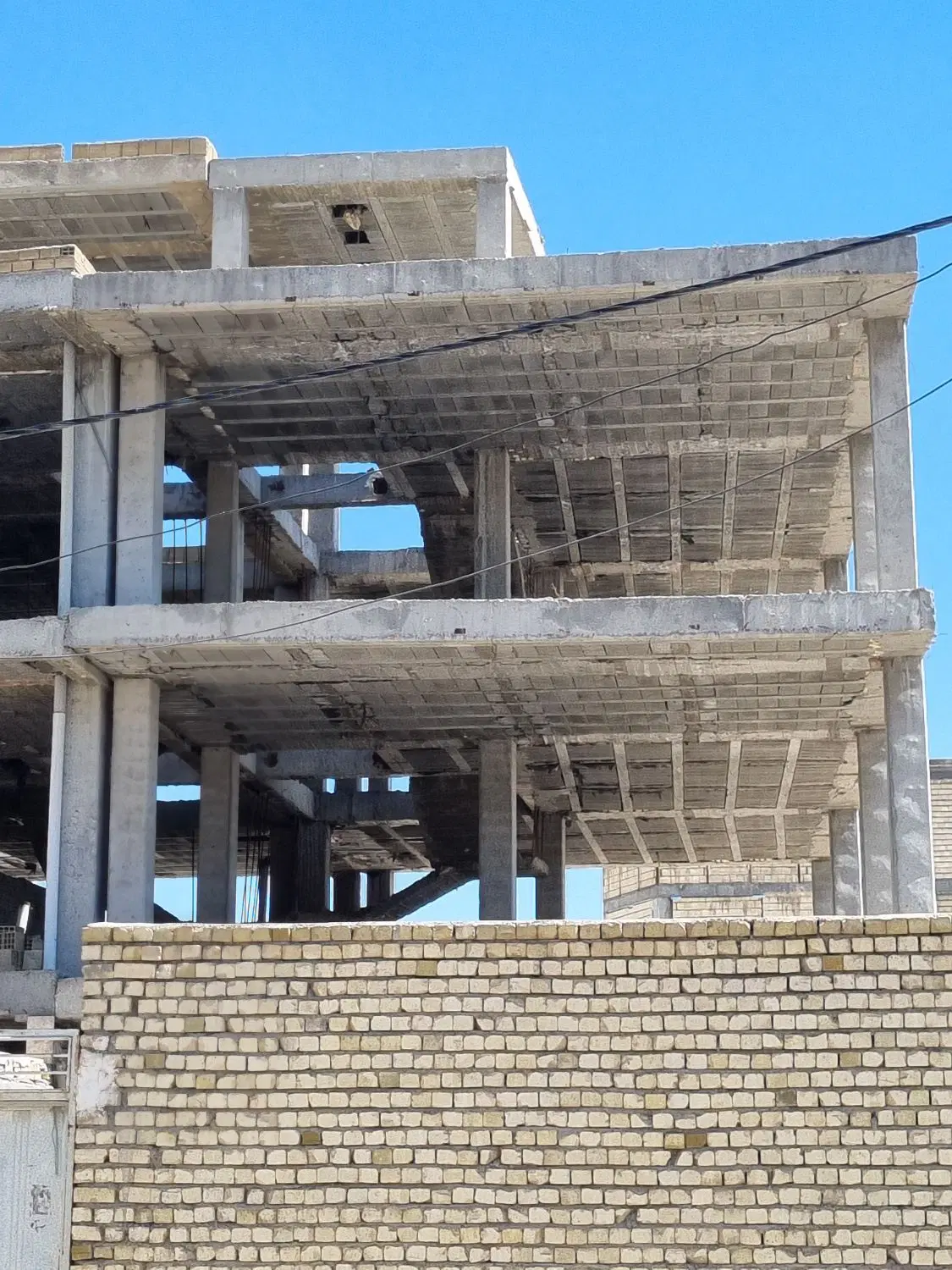 زمین باسقف وستون برخیابان اصلی _۱۸۰متر_قیمت مناسب